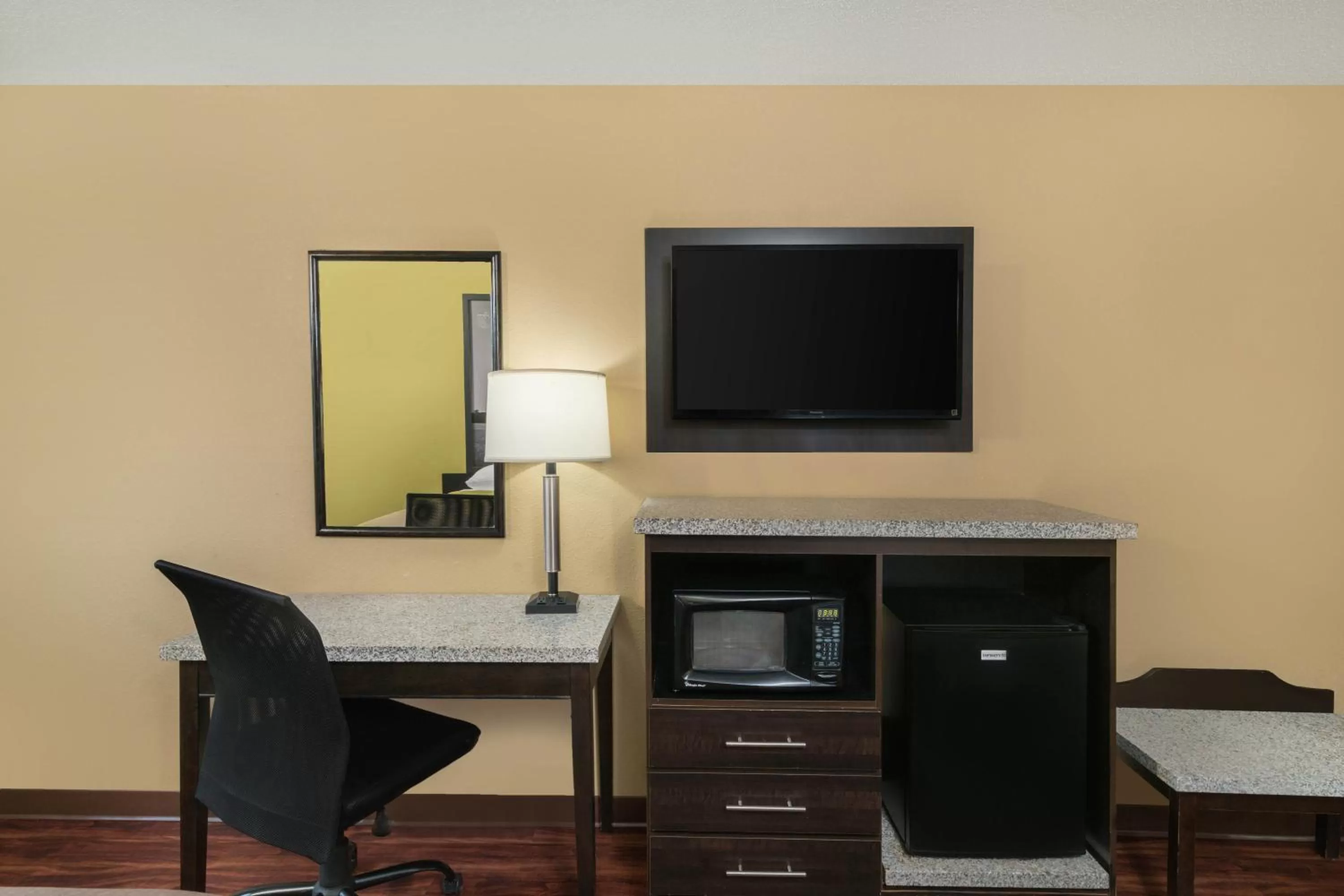 Queen Room - Mobility Access/Non-Smoking in Super 8 by Wyndham Raleigh North East