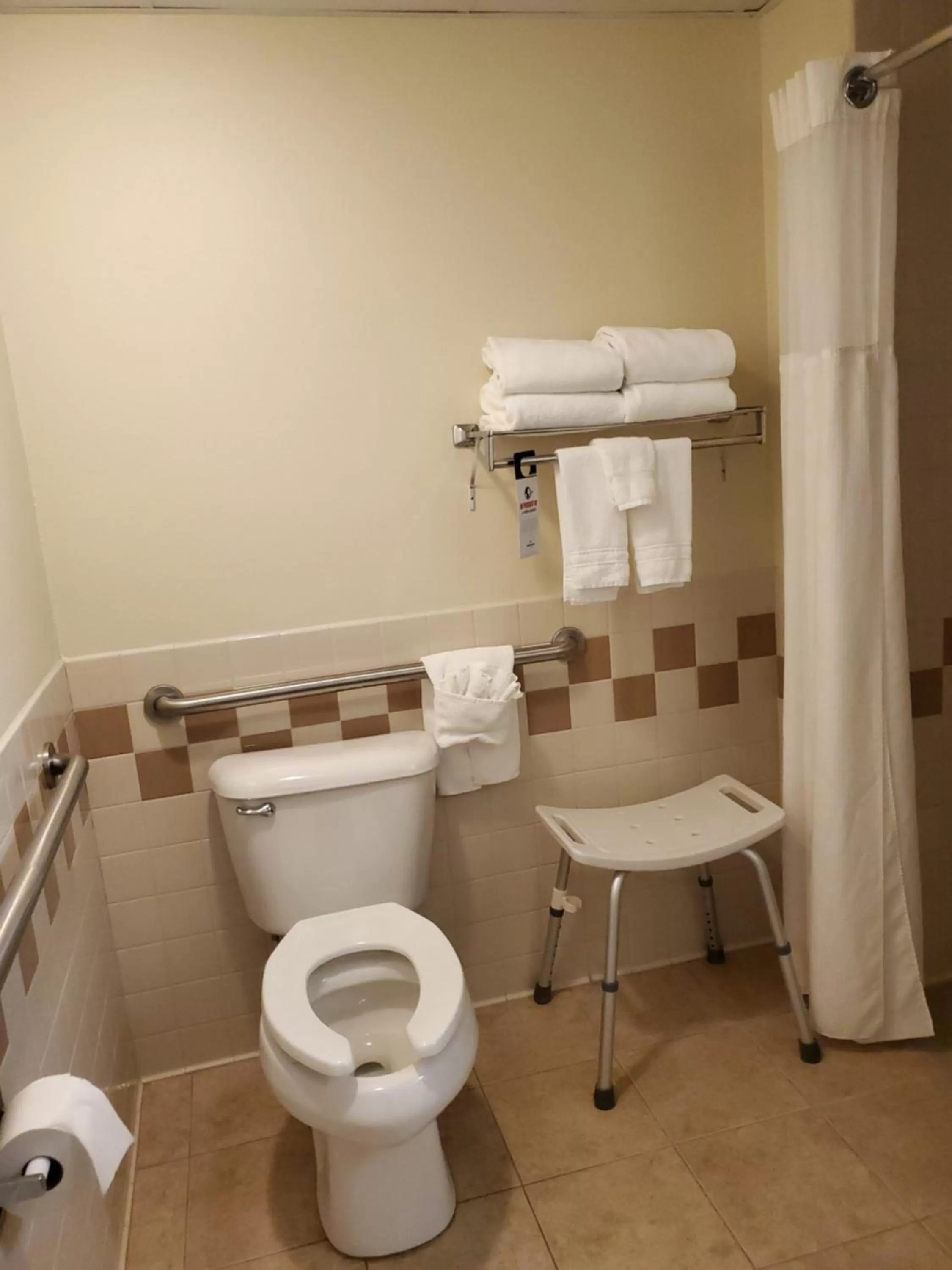 Deluxe Queen Room - Mobility Access/Non-Smoking in AmericInn by Wyndham Thief River Falls