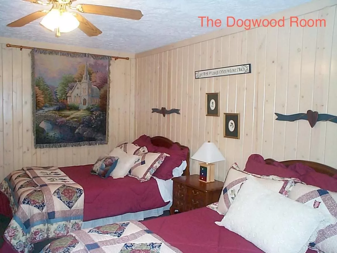 Double Room with Private Bathroom in Mountain Aire Cottages, Inn, & Glamping