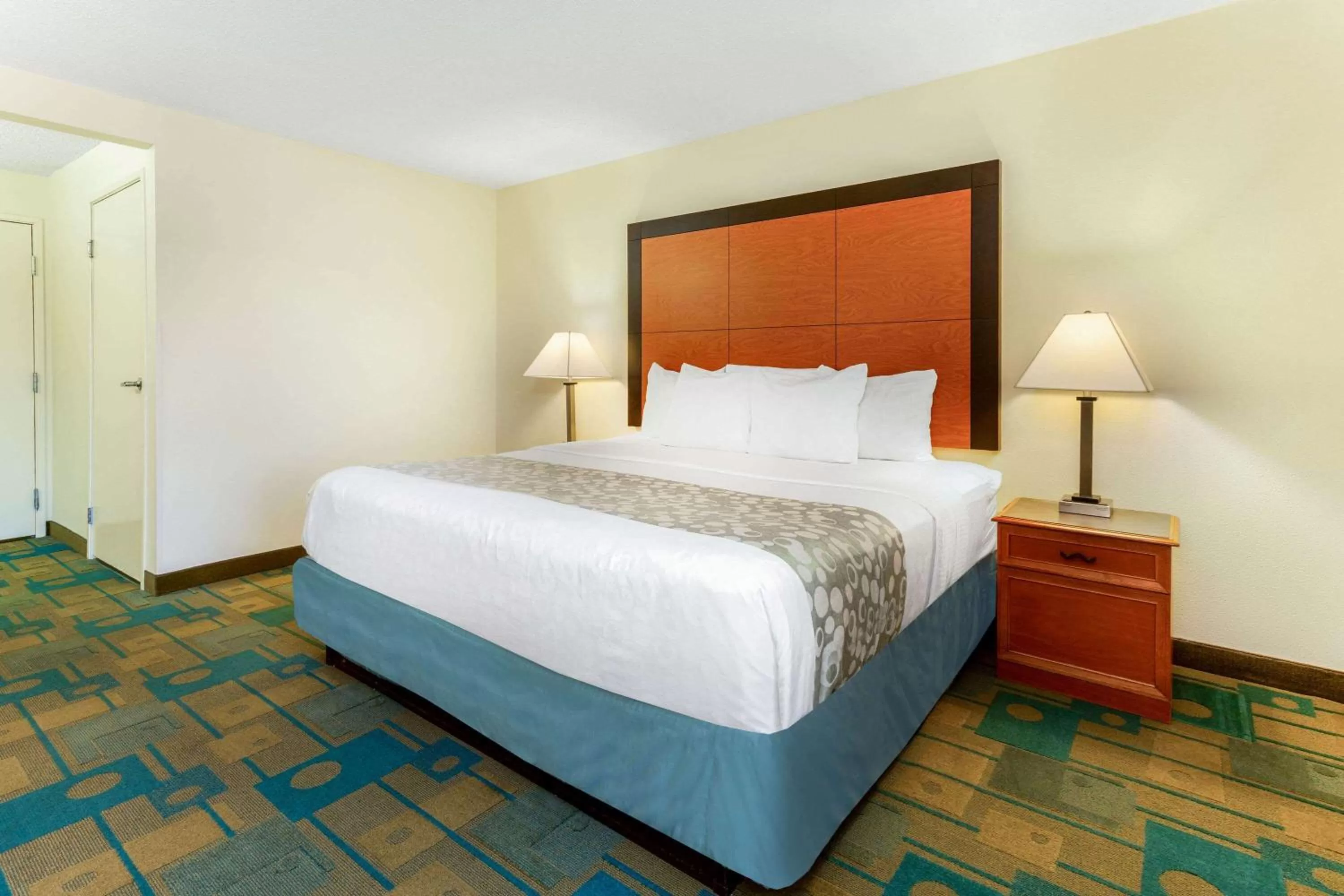 King Room - Disability Access in La Quinta Inn by Wyndham Chicago Willowbrook