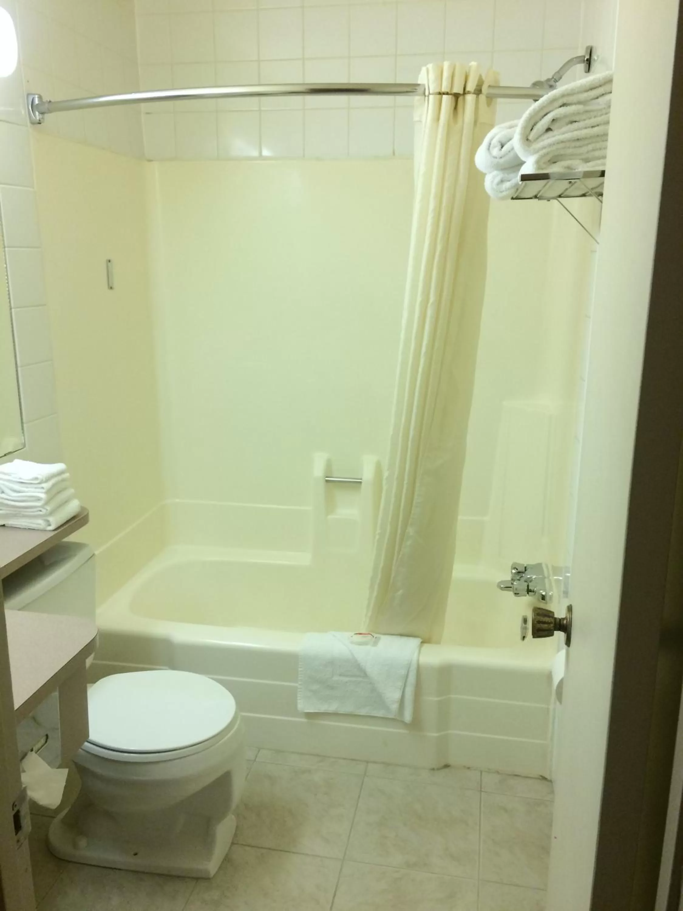 Double Room with Two Double Beds - Smoking in Super 8 by Wyndham Lethbridge