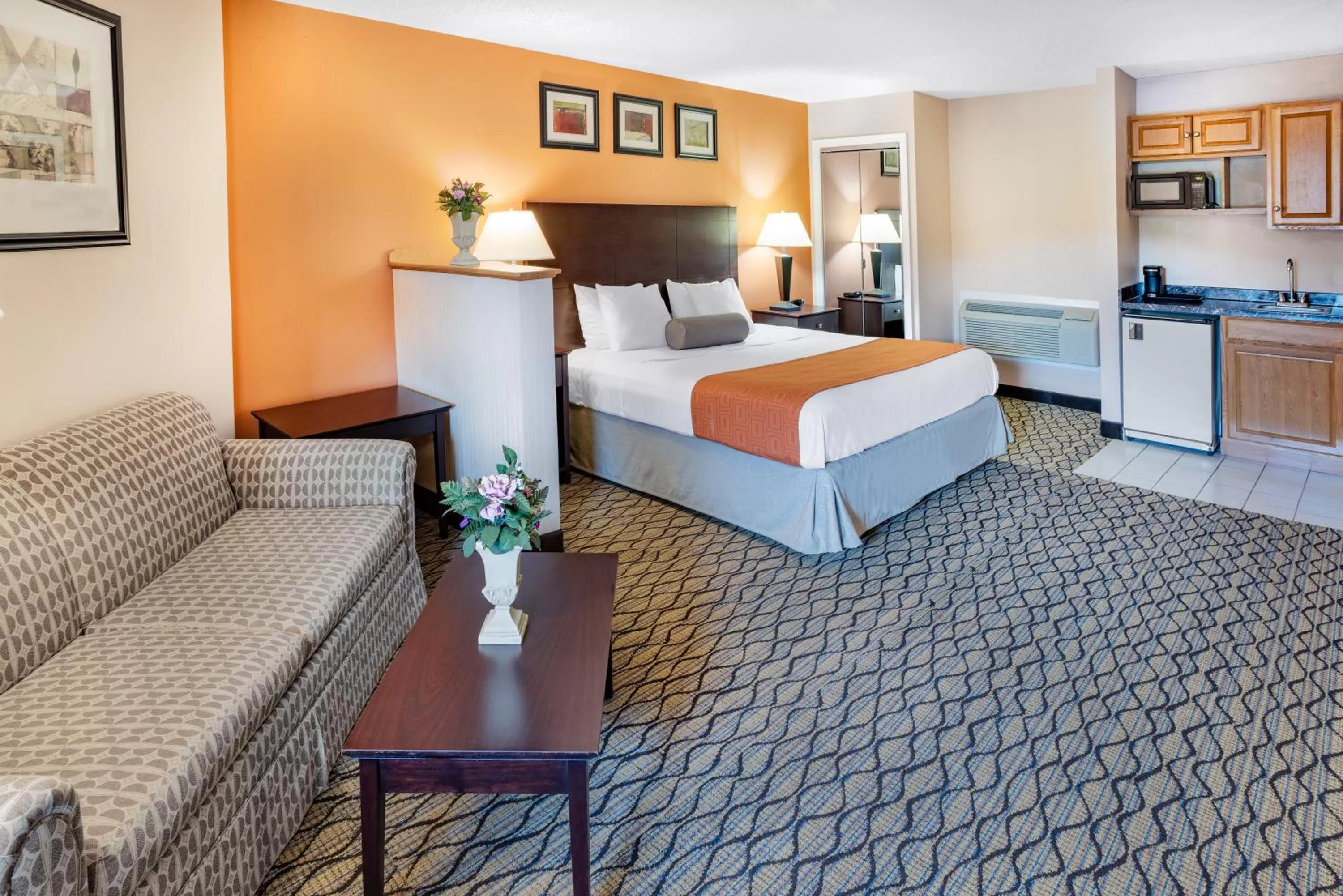 Deluxe King Suite - Non-Smoking in Howard Johnson by Wyndham Lenox