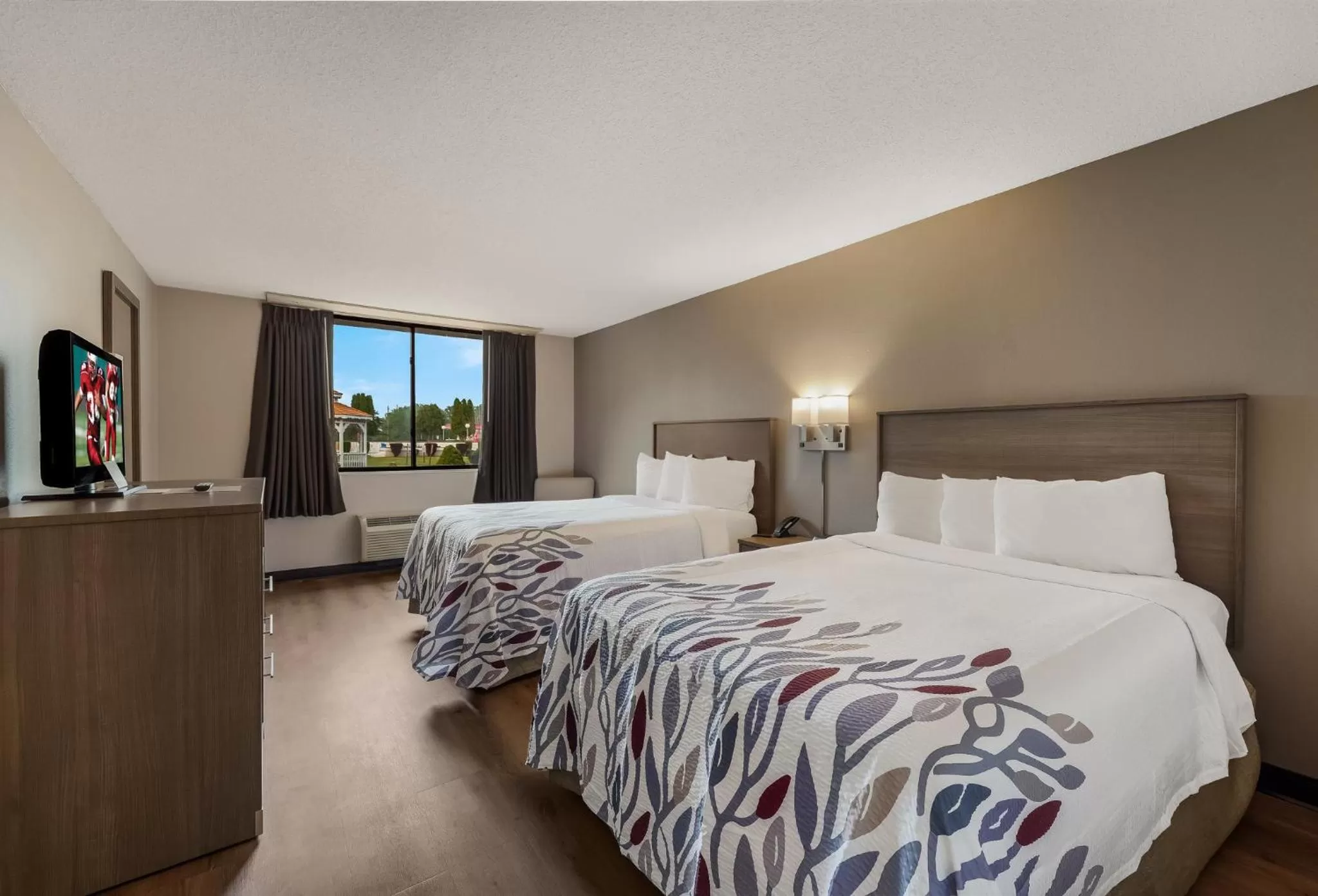 Deluxe Room with Two Double Beds Disability Access Roll-In Shower Non-Smoking in Red Roof Inn Painted Post