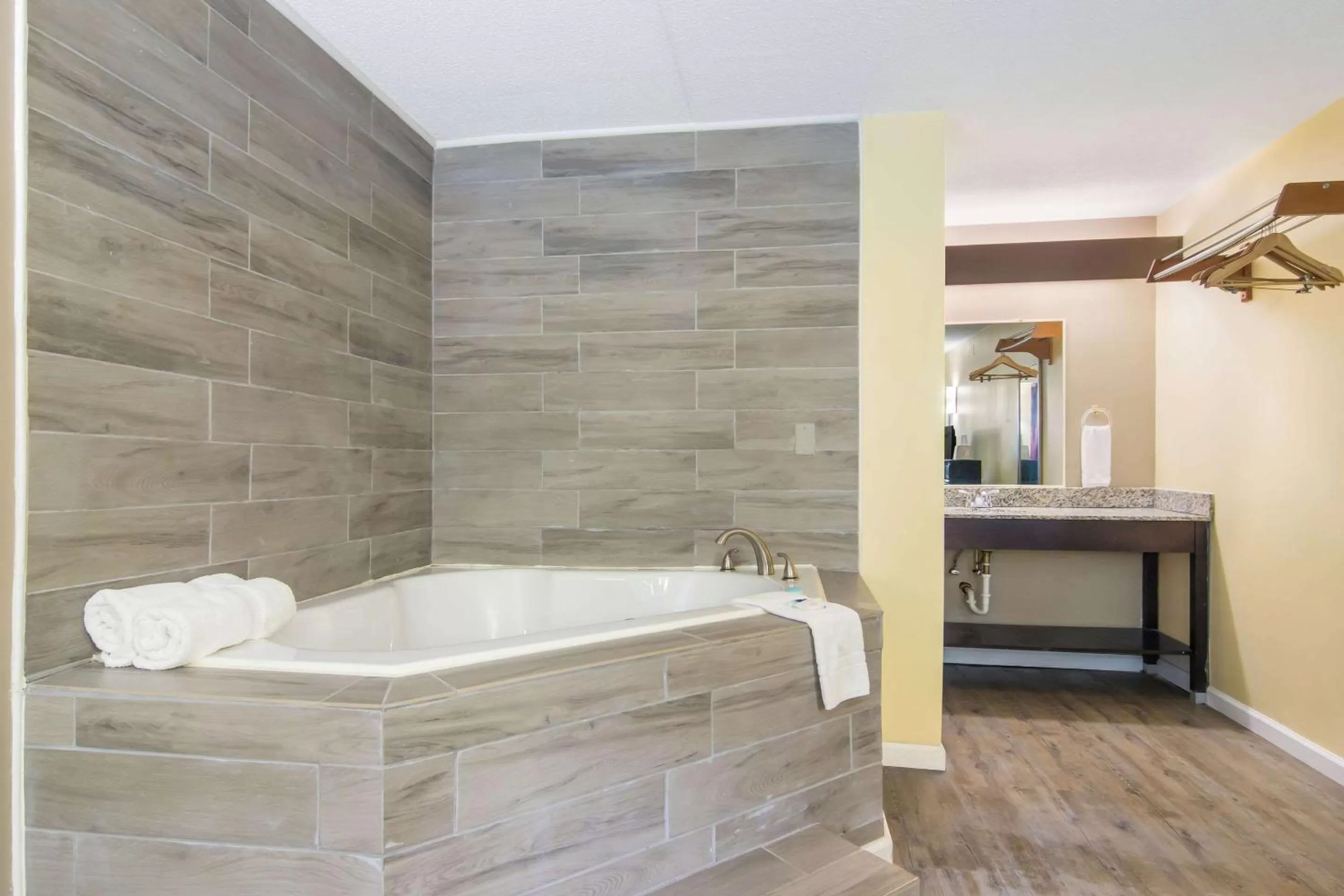 King Suite with Spa Bath in Rodeway Inn & Suites Monroeville-Pittsburgh