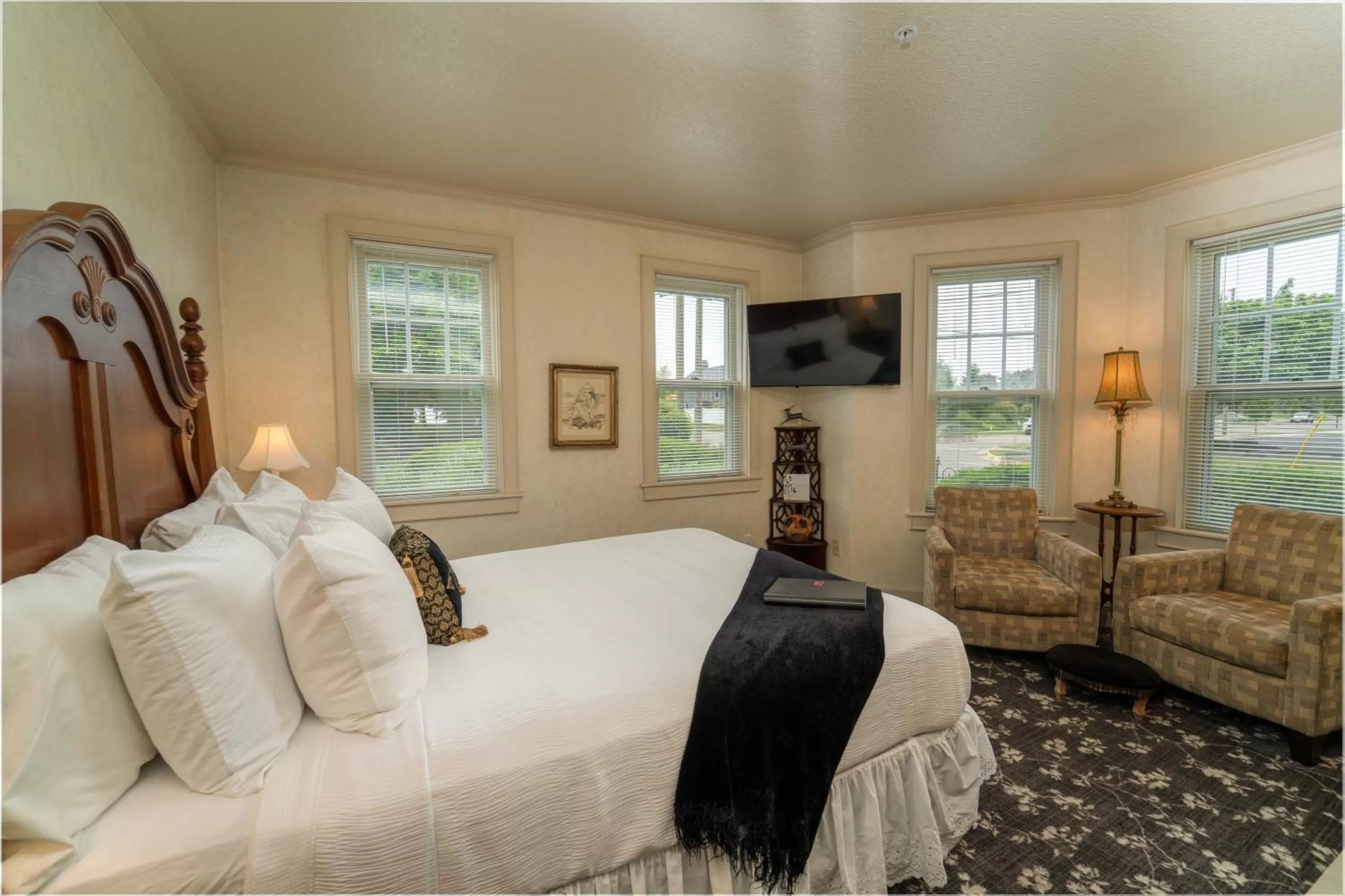 Queen Room in Yelton Manor Bed and Breakfast