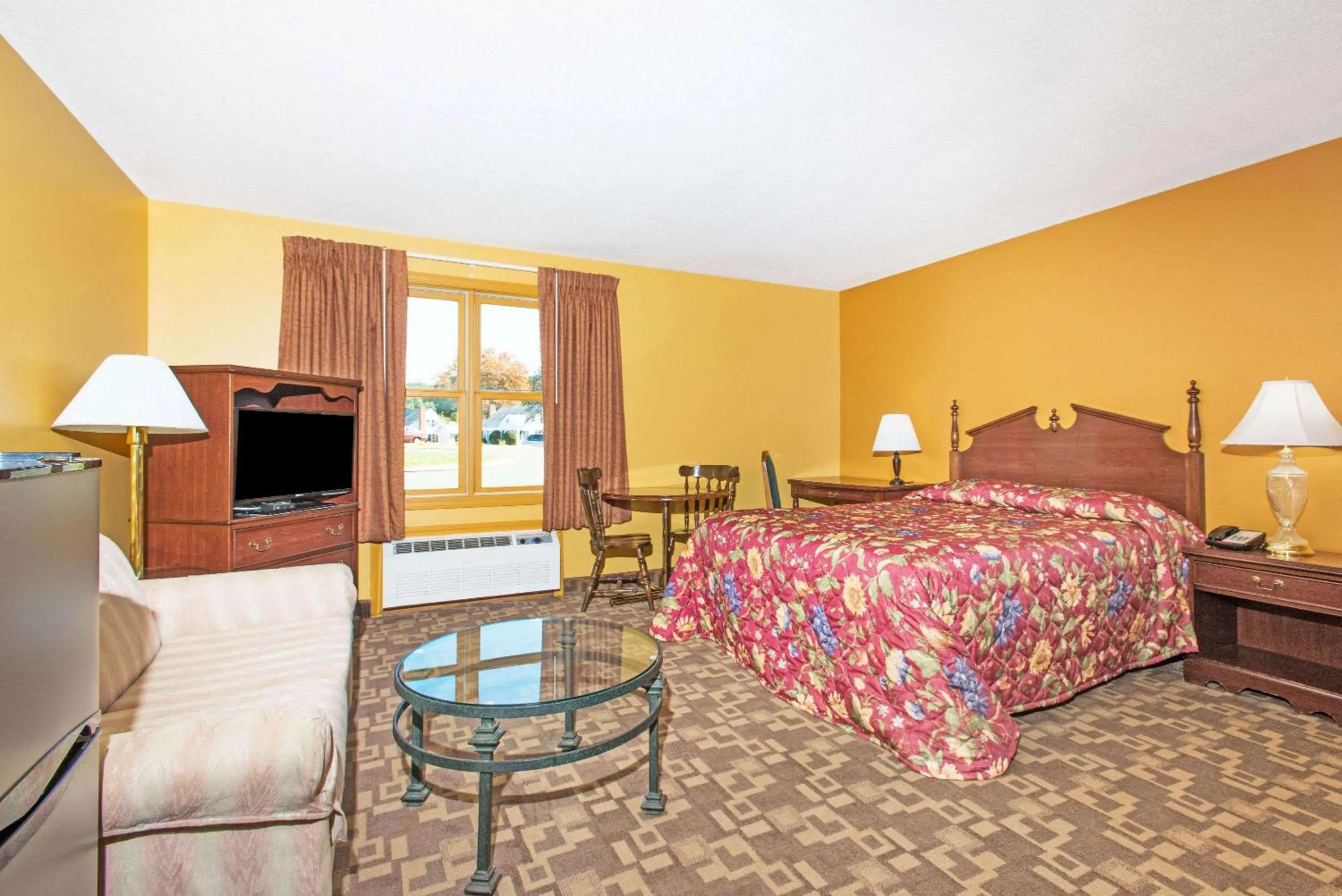 Queen Room - Non-Smoking in Knights Inn Hadley