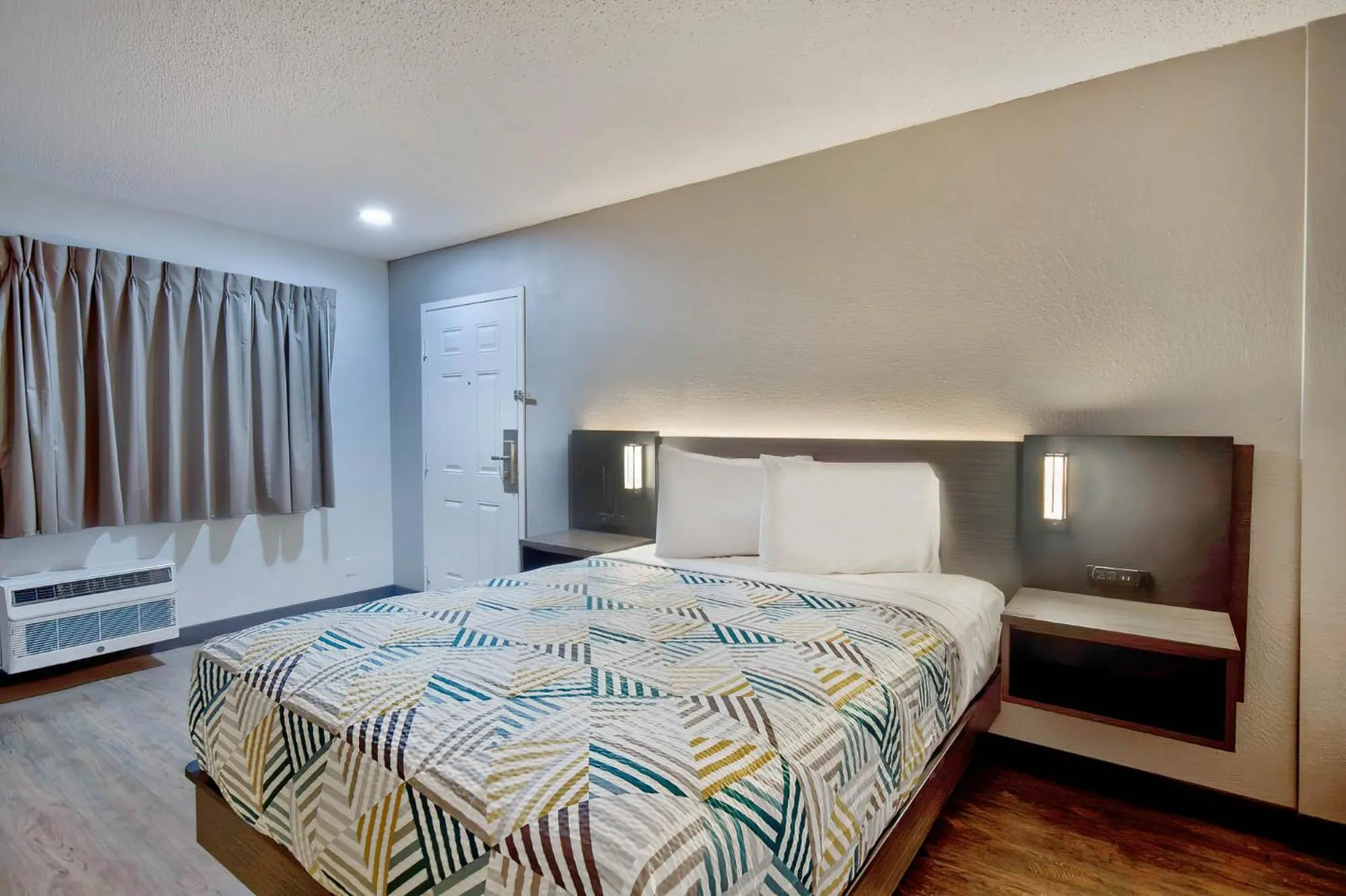 Deluxe Quadruple Room in Motel 6-Vallejo, CA - Six Flags West