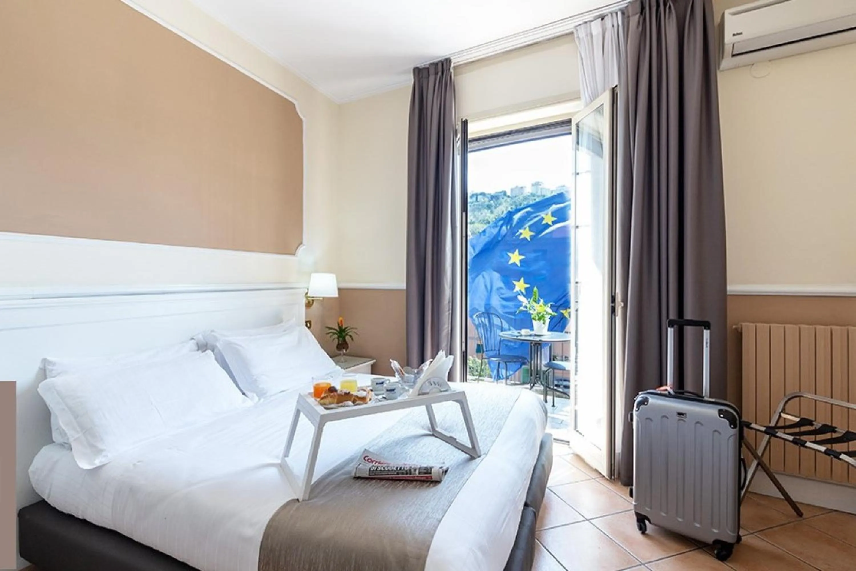 Superior Double Room in Hotel Leopardi