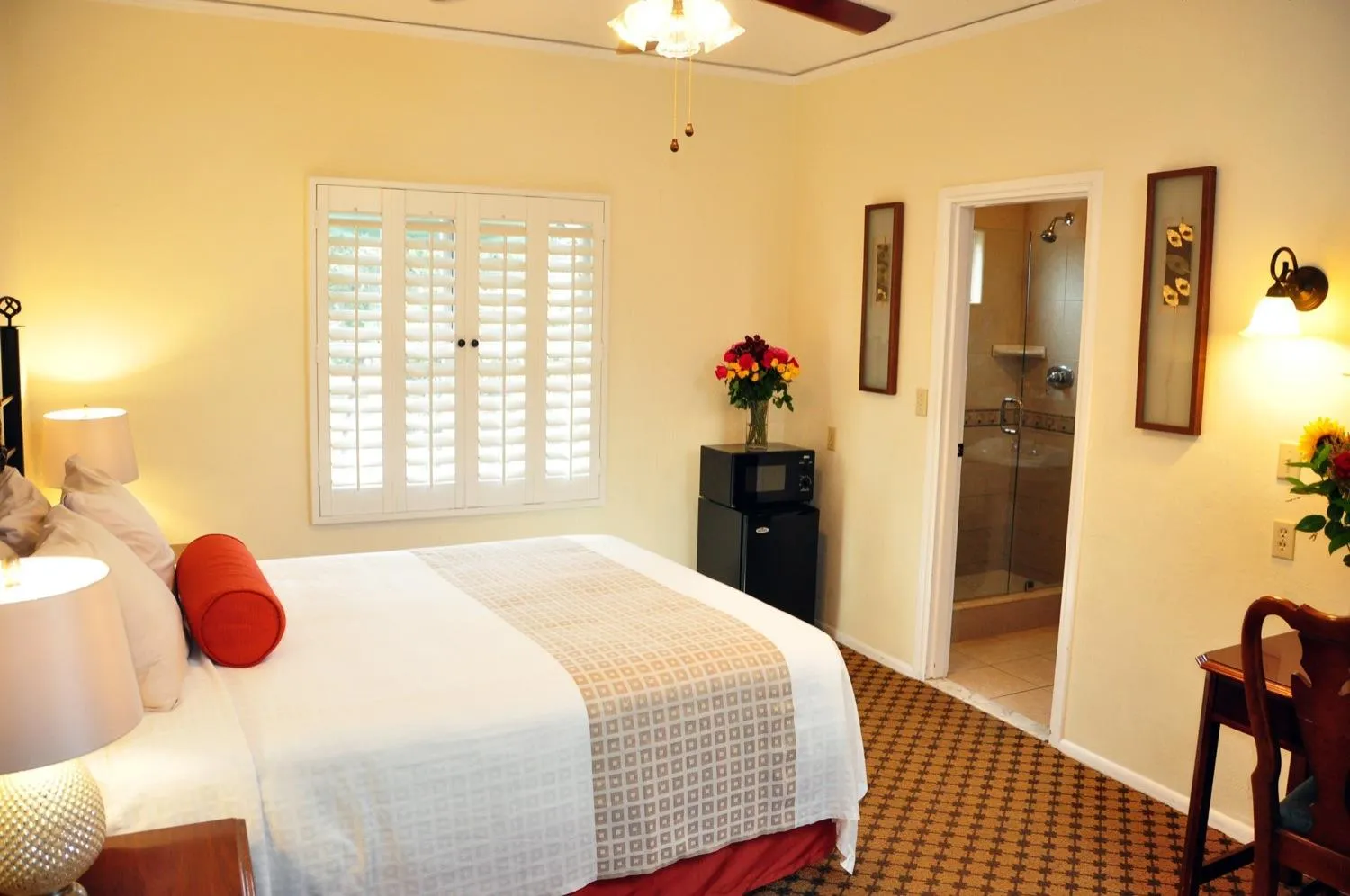 Queen Room in The Eagle Inn