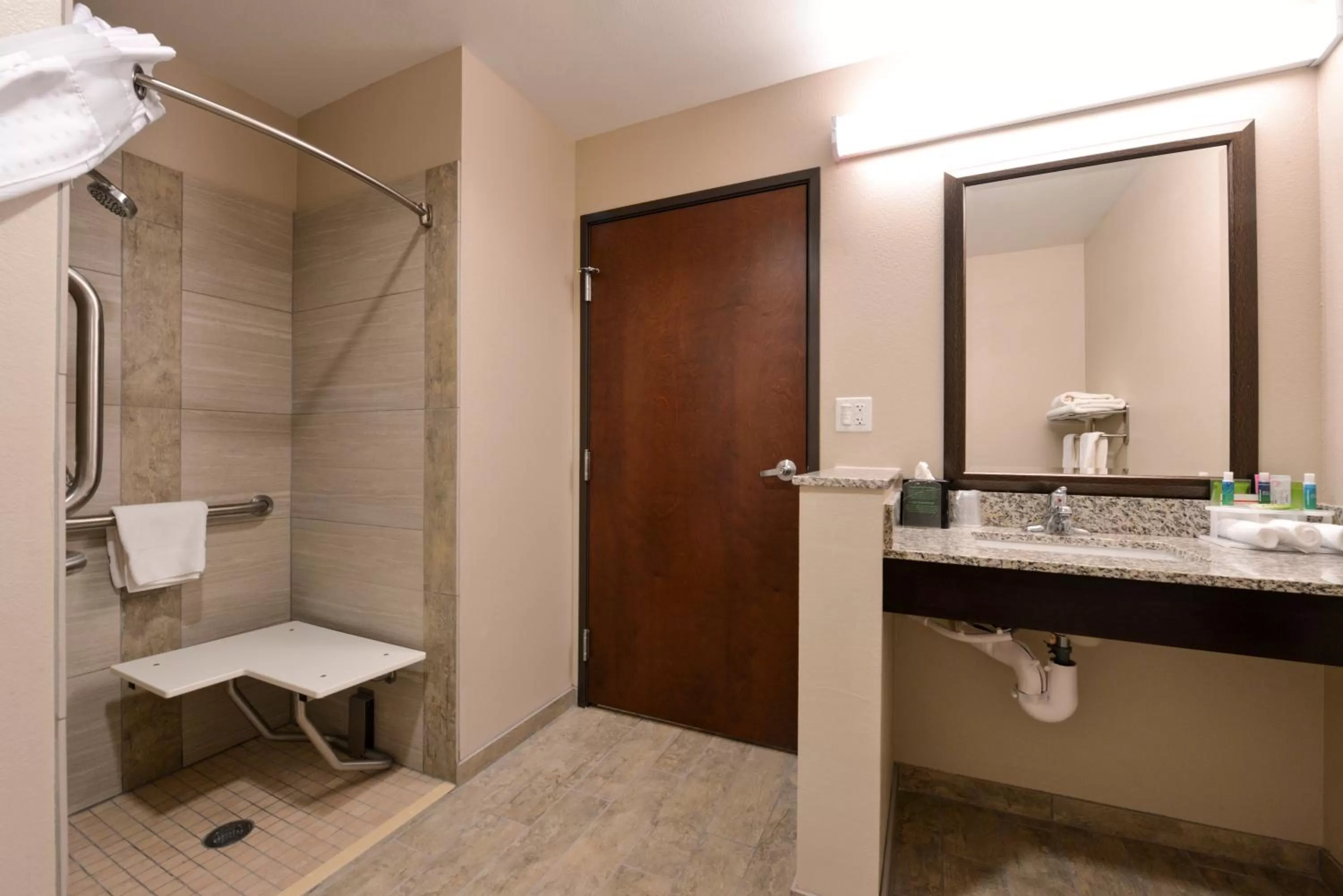 Suite - Mobility Access Roll in Shower/Non-Smoking in Holiday Inn Express & Suites Williams, an IHG Hotel