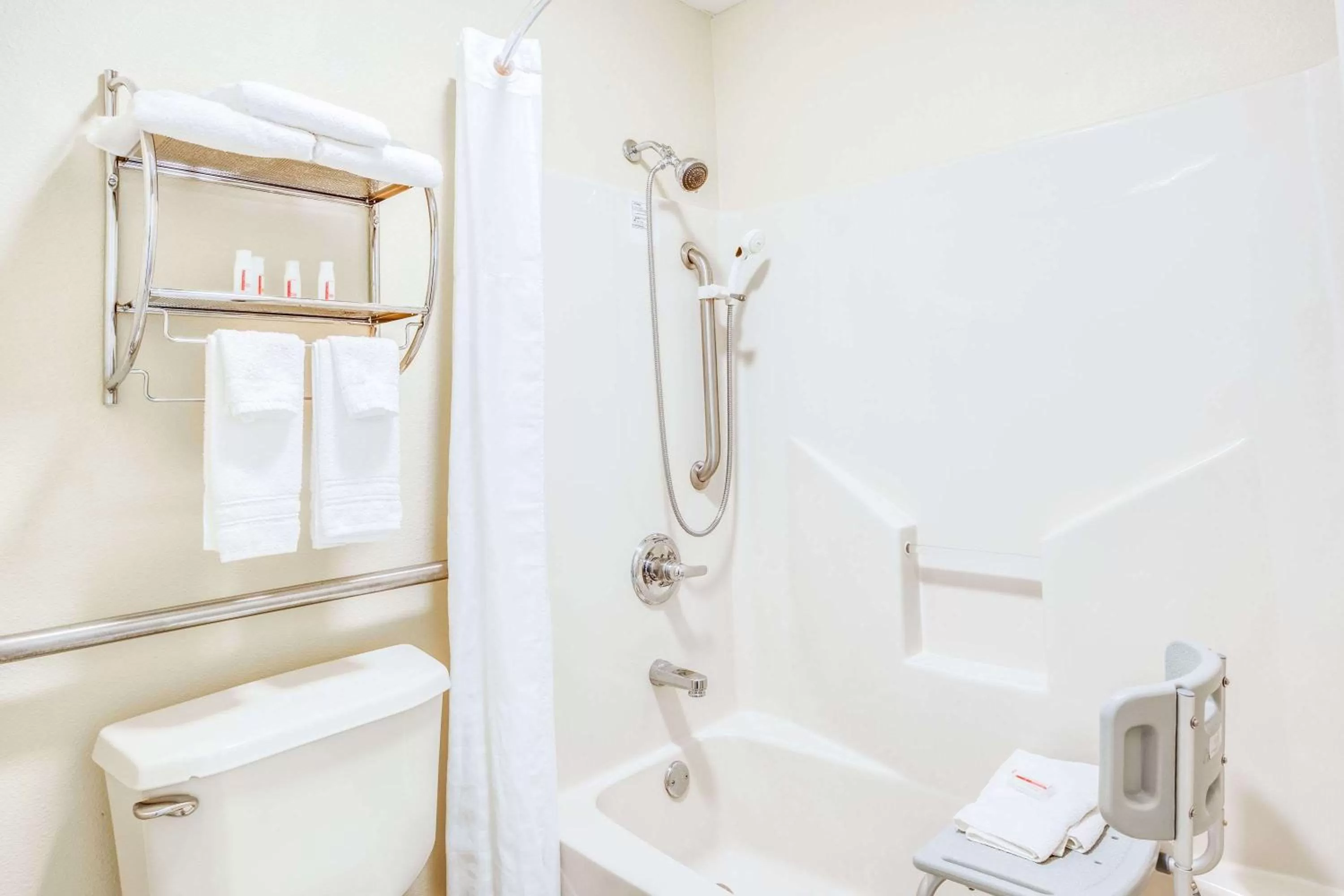 Queen Room with Bath Tub - Mobility Accessible/Non-Smoking in Days Inn by Wyndham Trumann AR