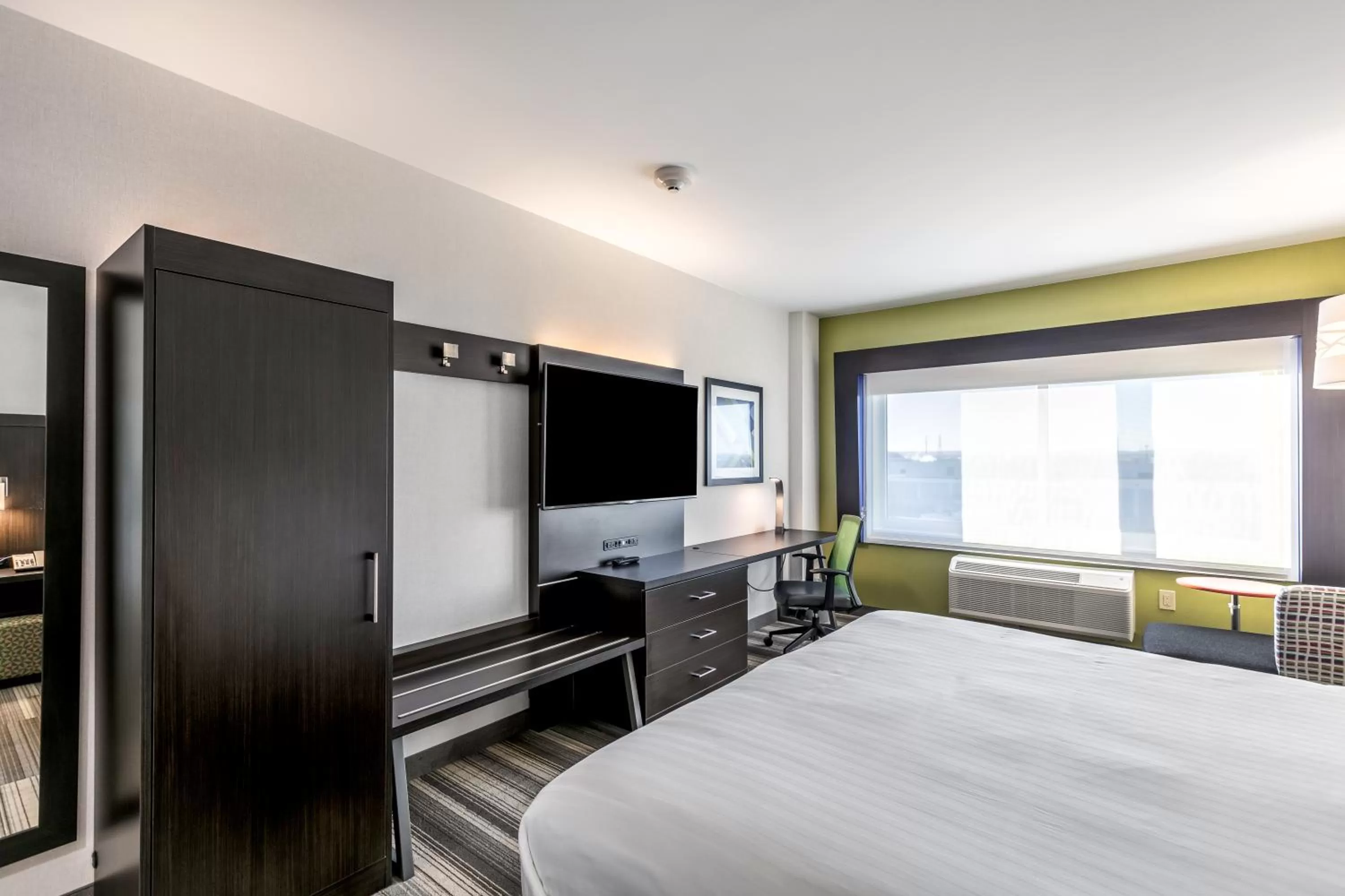 Standard King Room with Mobility Accessible Tub in Holiday Inn Express & Suites Jersey City North - Hoboken by IHG