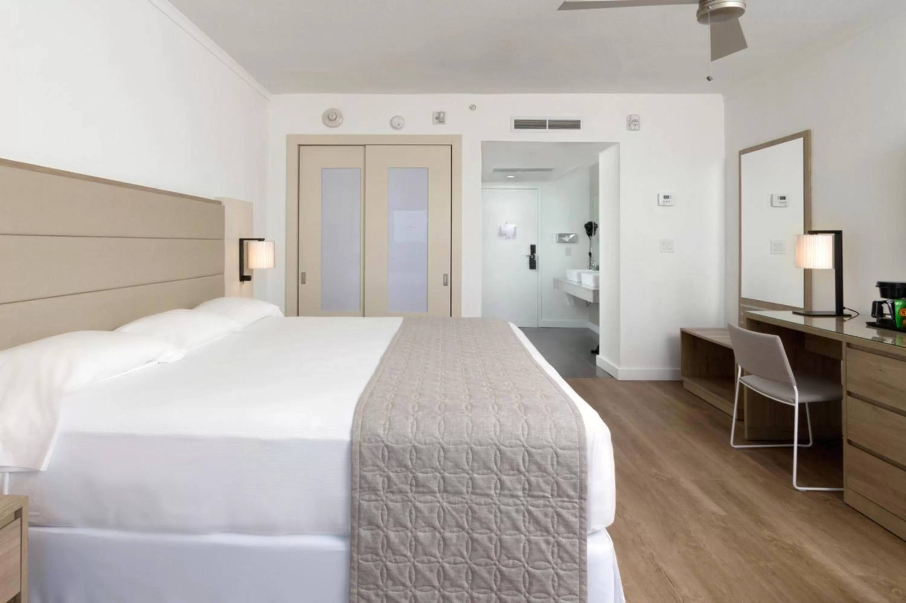 Deluxe Ocean Front King Bed in Riu Plaza Miami Beach