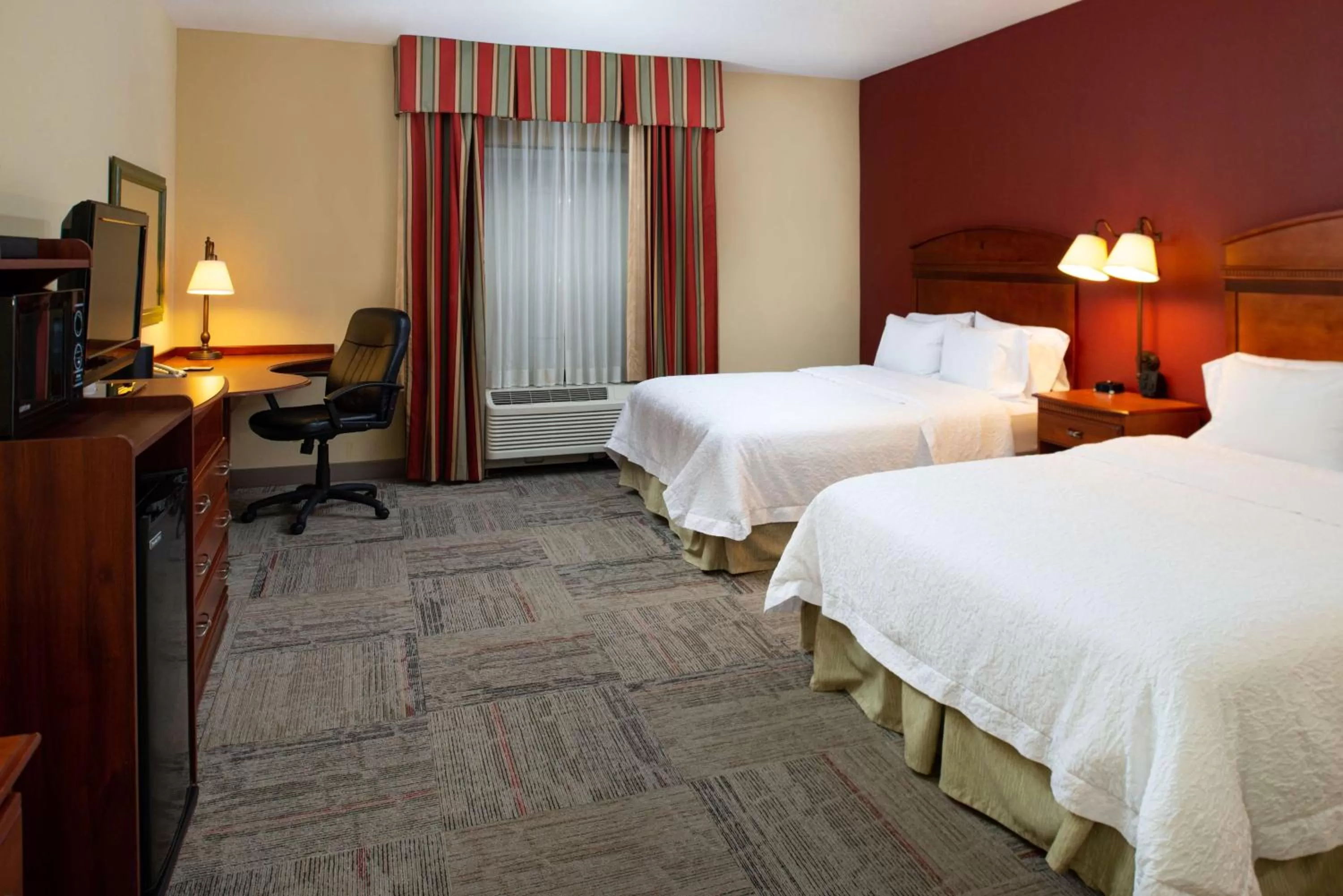 Queen Room with Two Queen Beds - Mobility Access/Non-Smoking in Hampton Inn Kansas City Northeast
