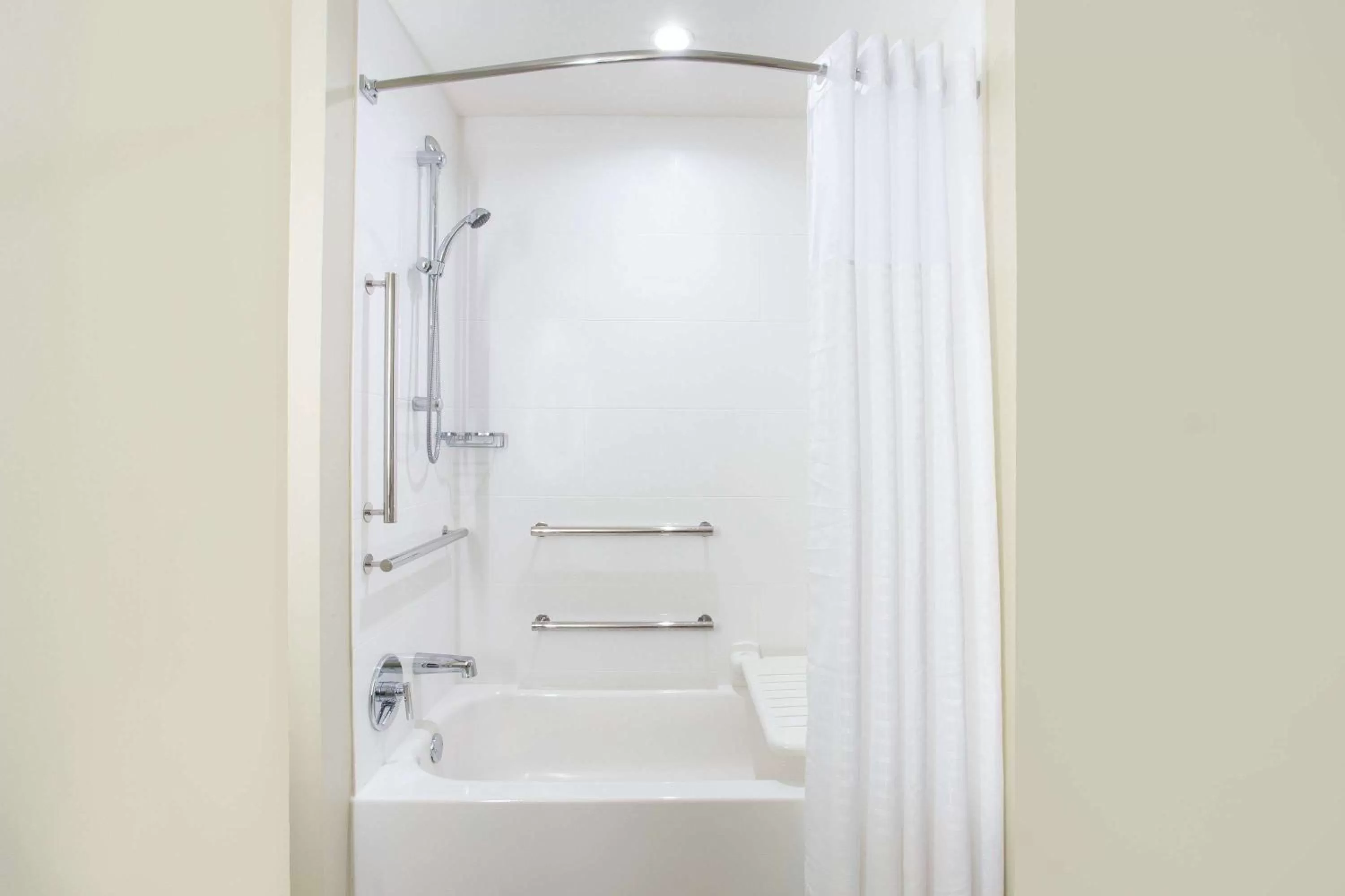 Deluxe Queen Room - Mobility Access/Non-Smoking in Wingate by Wyndham Page Lake Powell