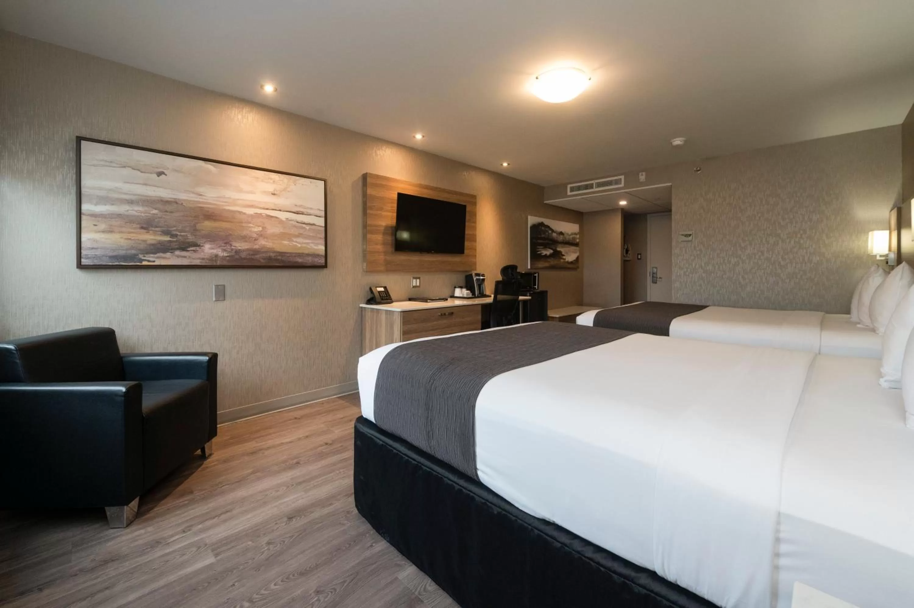 Queen Room with Two Queen Beds in Hôtel & Suites Le Dauphin Québec