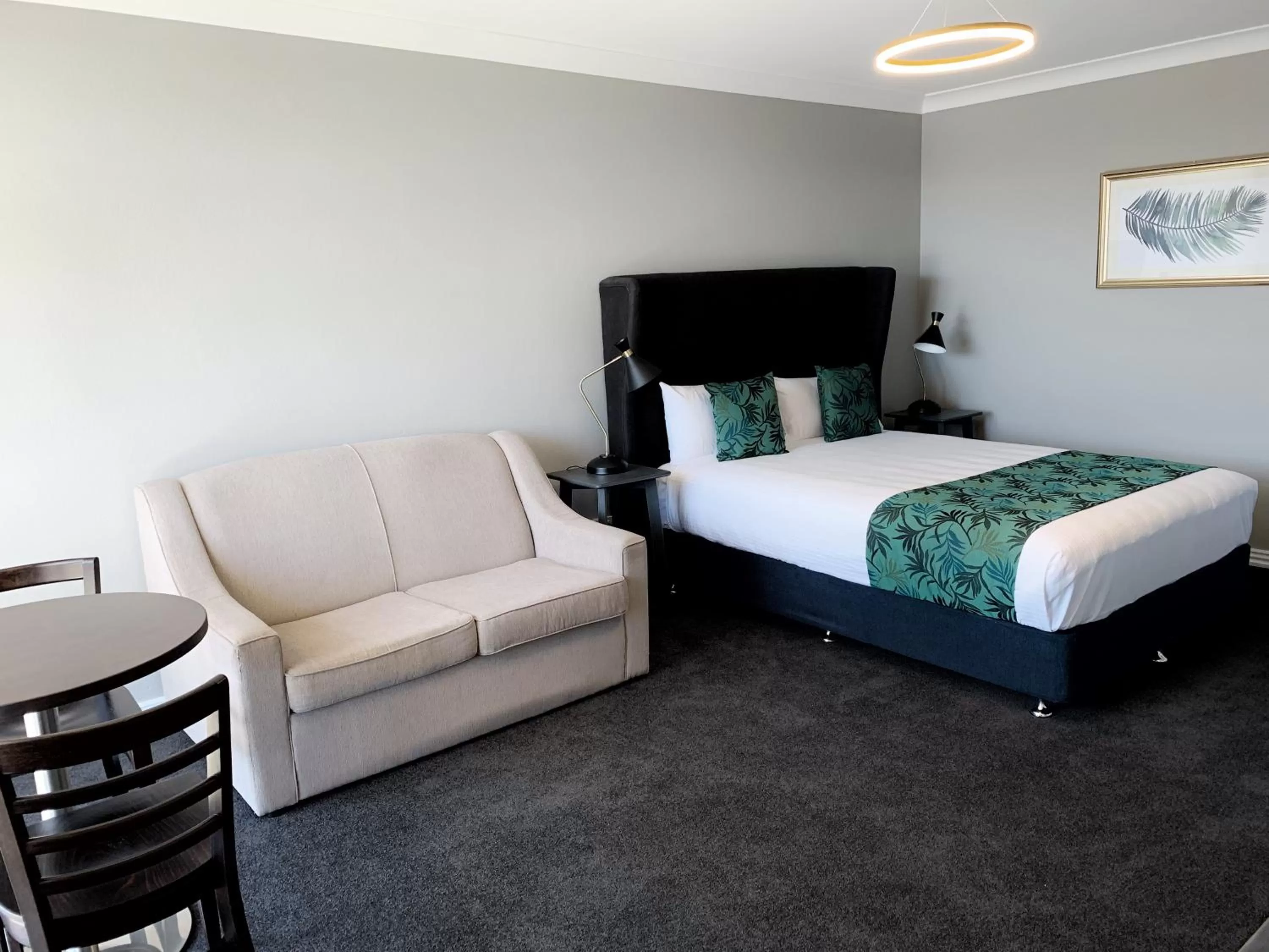 Deluxe King Room in Cascades Motor Inn