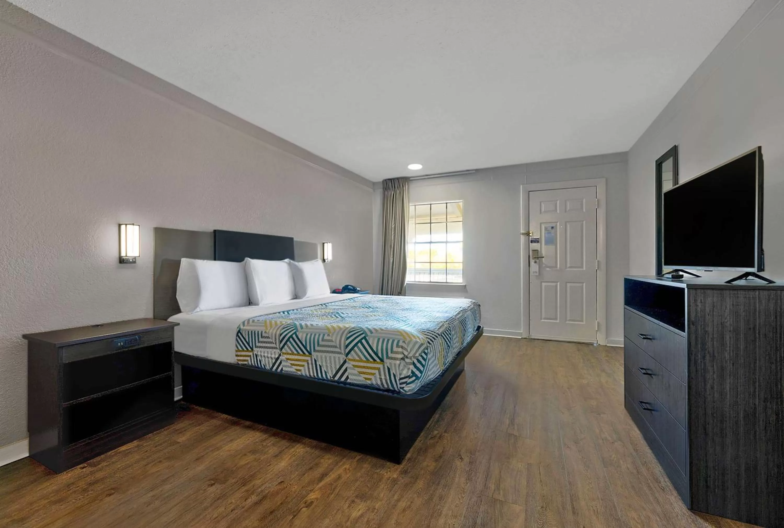 King Room - Disability Access - Non-Smoking in Studio 6-Denton, TX - UNT