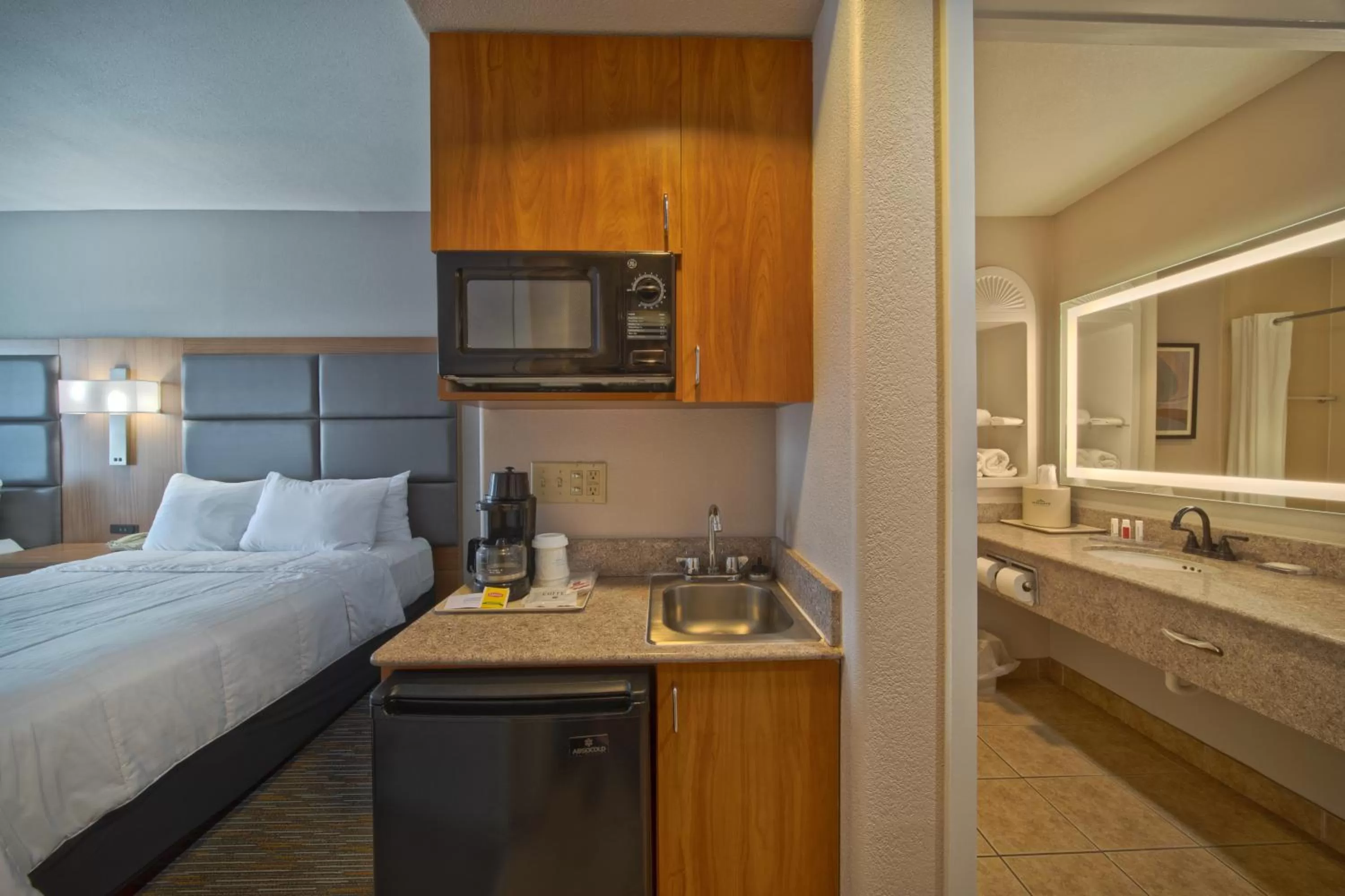 Queen Room with Two Queen Beds and Bath Tub - Mobility/Hearing Accessible in Wingate by Wyndham Houston Bush Intercontinental Airport