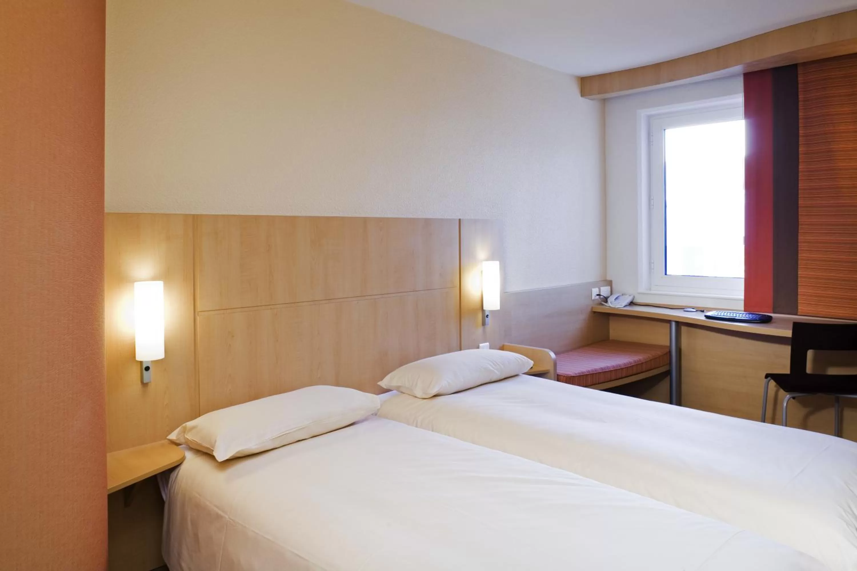 Standard Twin Room in ibis Bristol Temple Meads