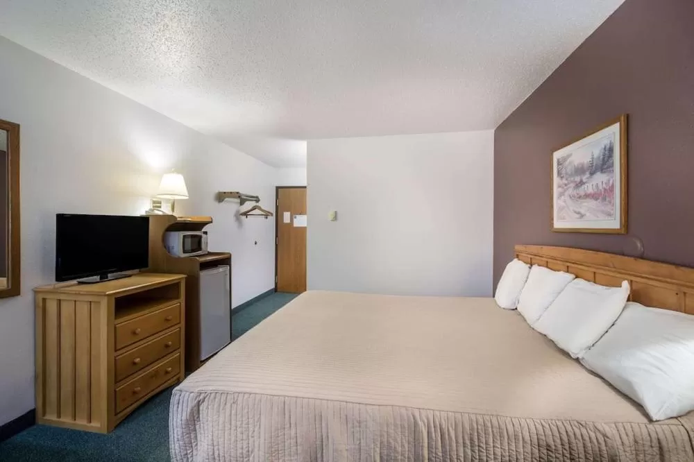 Queen Room - Accessible/Non-Smoking in Rodeway Inn Gateway to Medora T-Roosevelt & Makoshika State Park