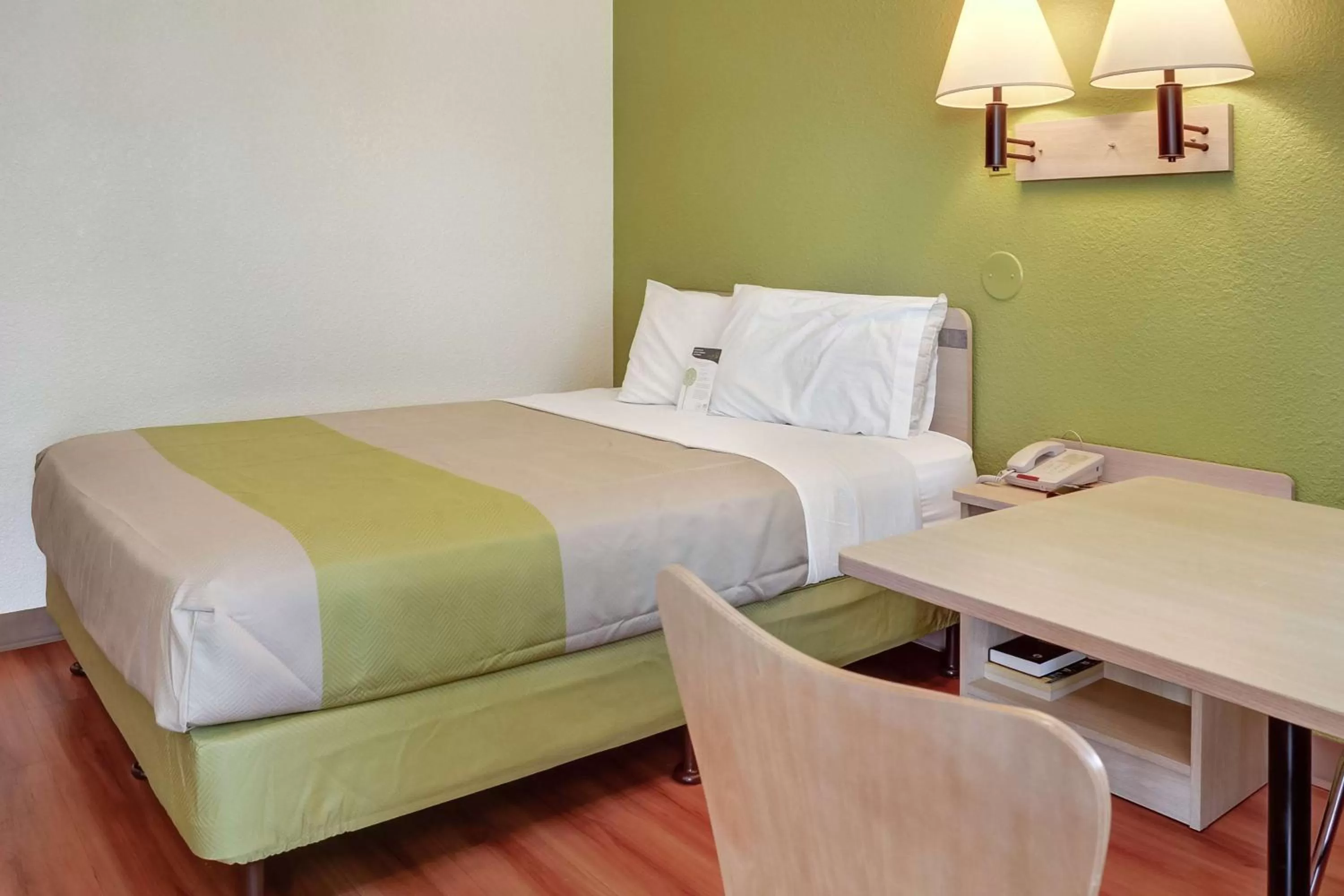 Deluxe Queen Room in Motel 6-Eugene, OR - South Springfield