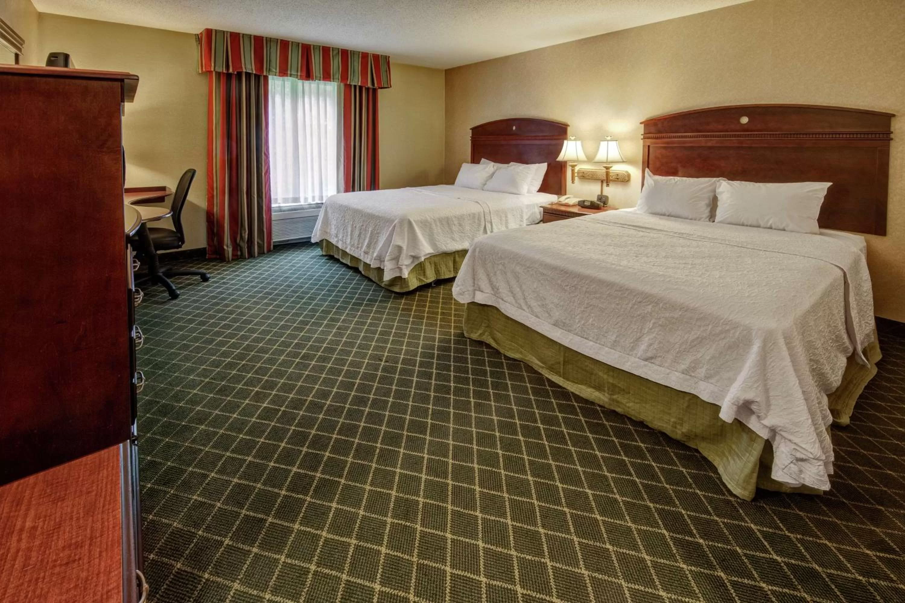 Queen Room with Two Queen Beds - Smoking in Hampton Inn Cambridge