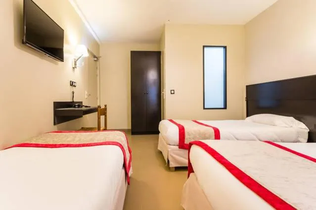 Quadruple Room with Private Bathroom - Ground Floor in Bonséjour Montmartre