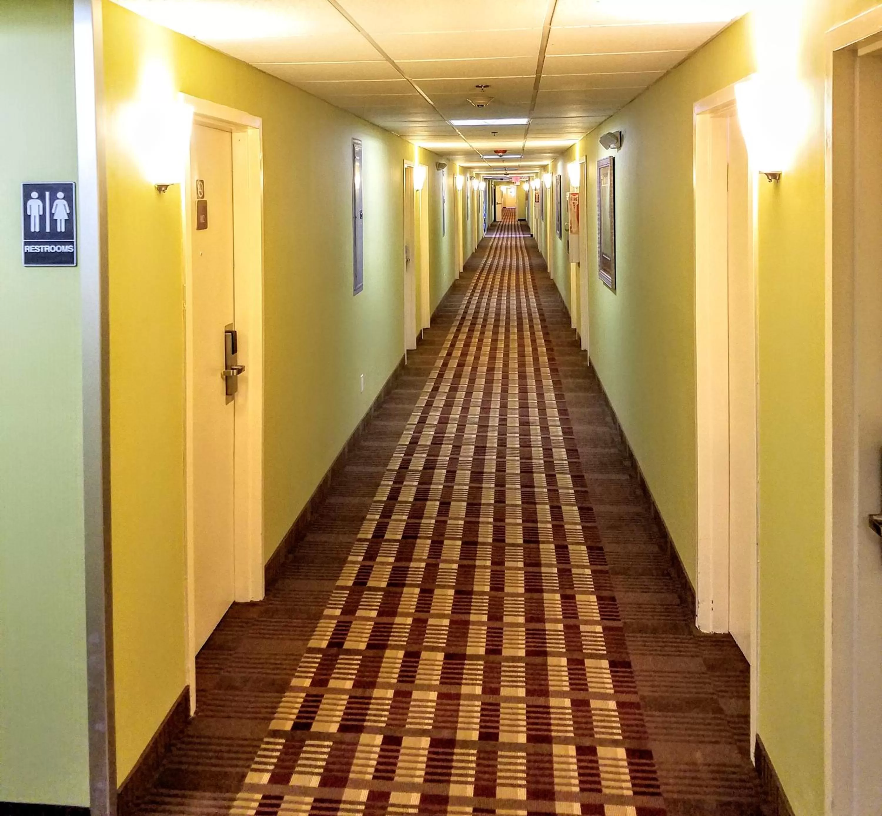 Business King Room - Non-Smoking in Days Inn by Wyndham Windsor Locks / Bradley Intl Airport
