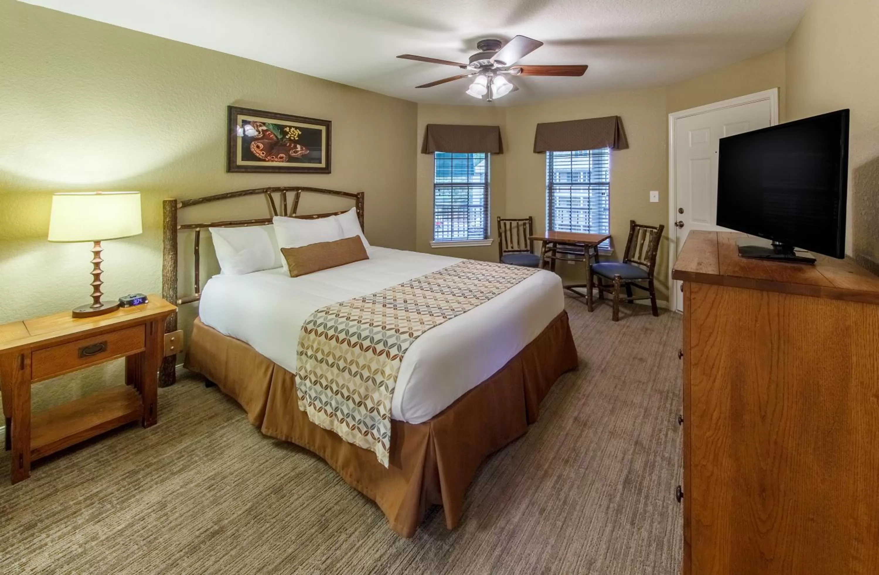 Two-Bedroom Villa Lodge 2 Queen Beds in Holiday Inn Club Vacations Piney Shores Resort at Lake Conroe