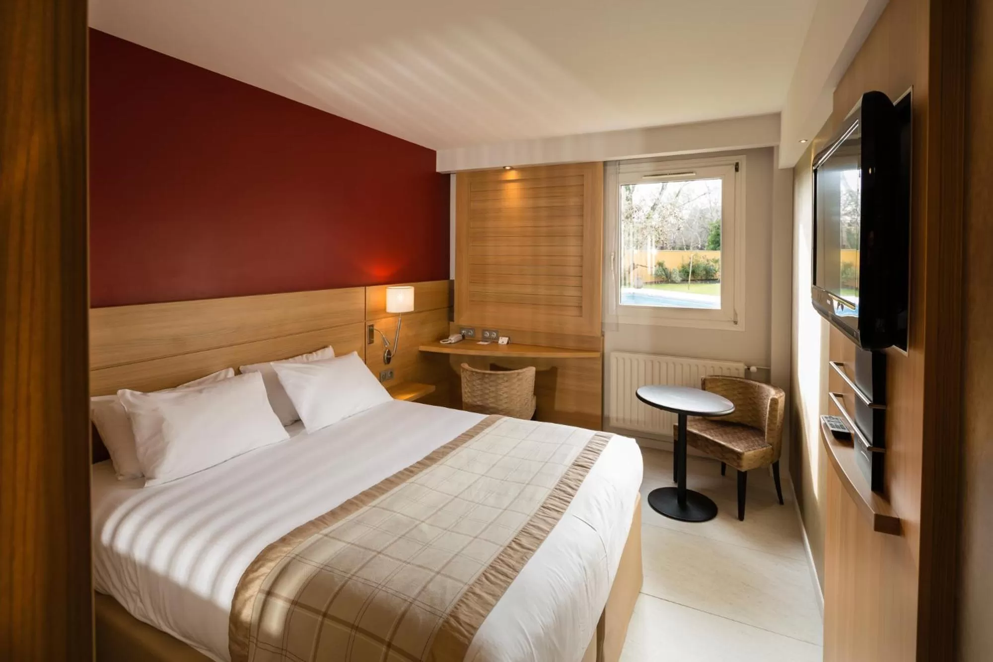 Superior Room Garden view with King size Bed in Best Western Plus Le Lavarin
