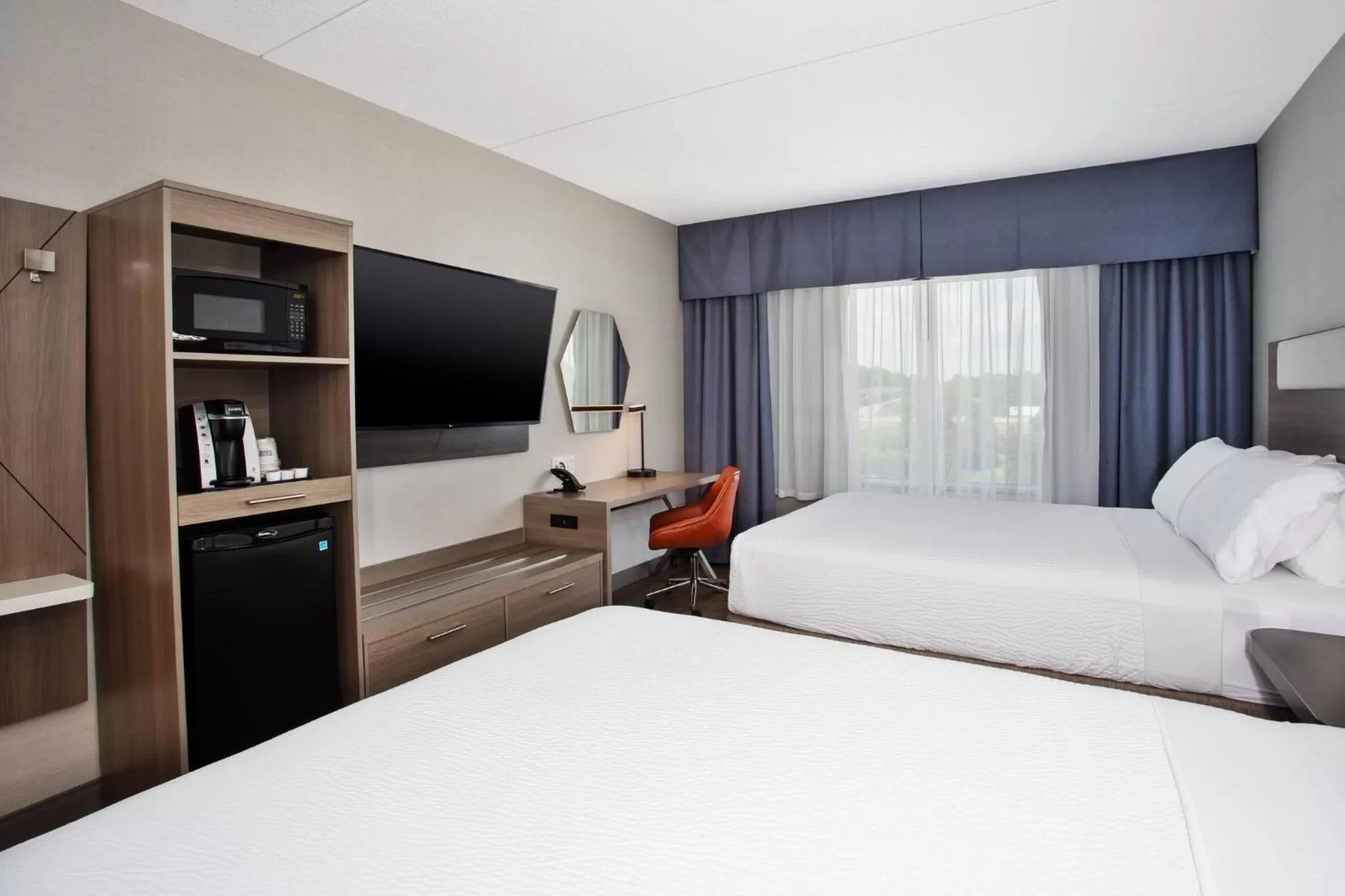 Standard Queen Room with Two Queen Beds in Holiday Inn Express Kingston Central by IHG