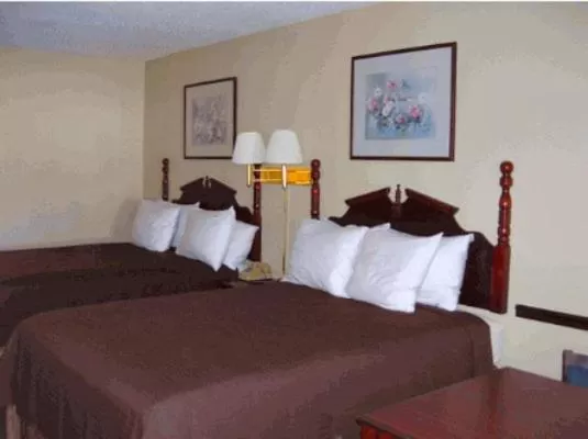 Queen Room with Two Queen Beds - Non-Smoking in Americas Best Value Inn Hazlehurst