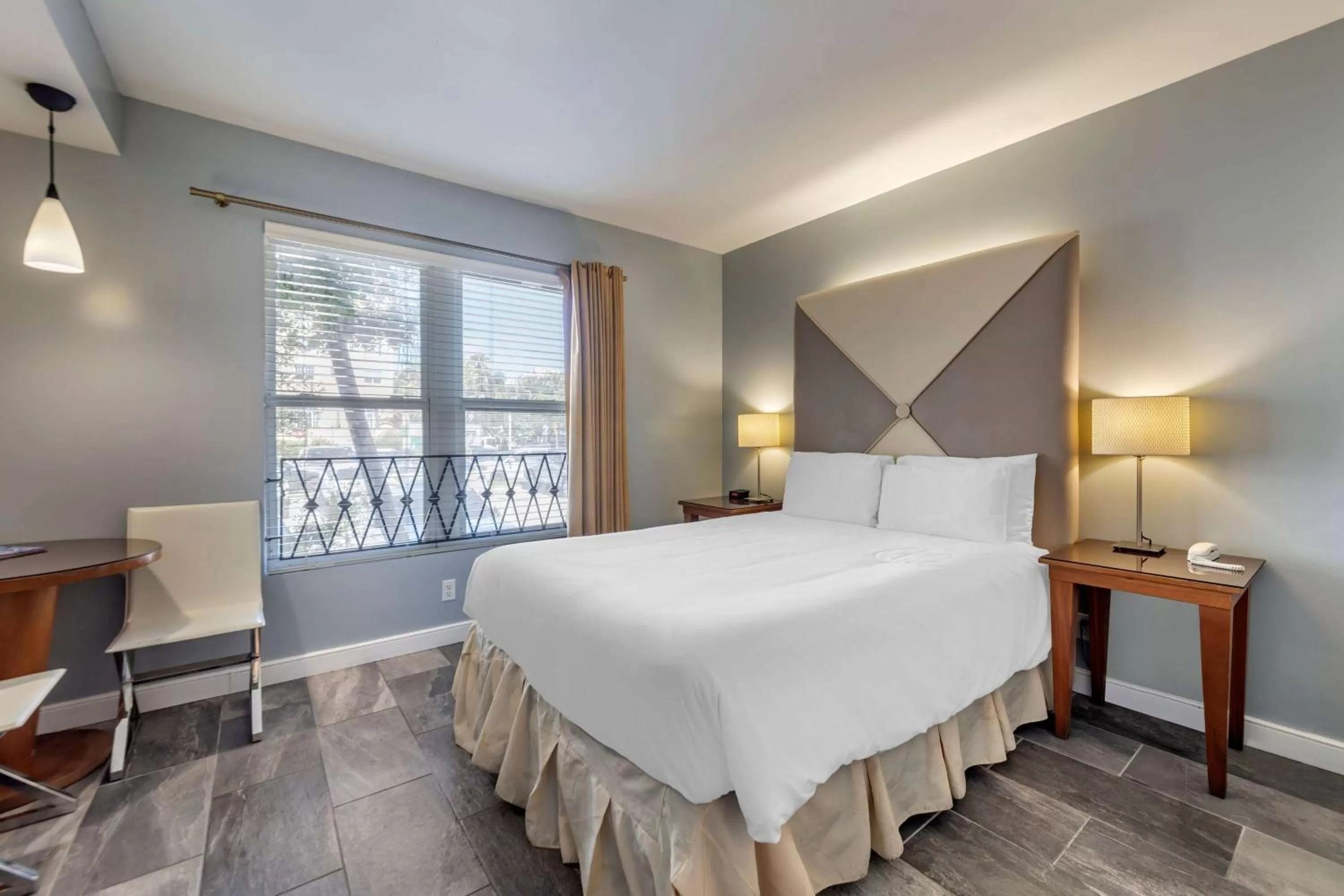 Queen Room - Non-Smoking in La Flora by LuxUrban