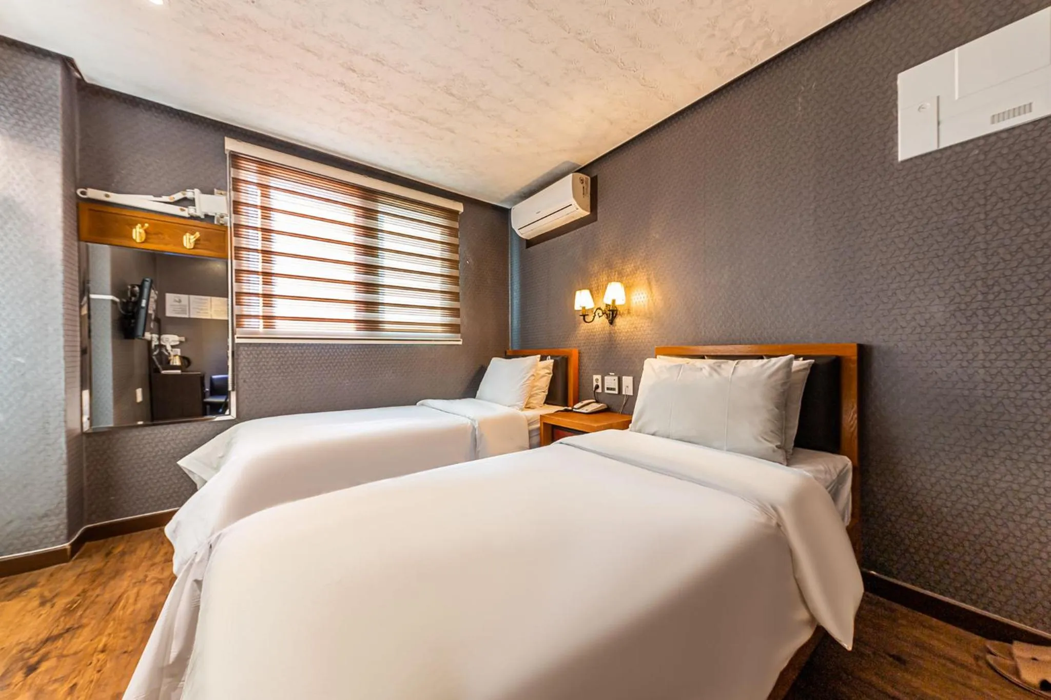 Budget Twin Room Breakfast Included in Friendly DH Naissance Hotel by Mindrum Group