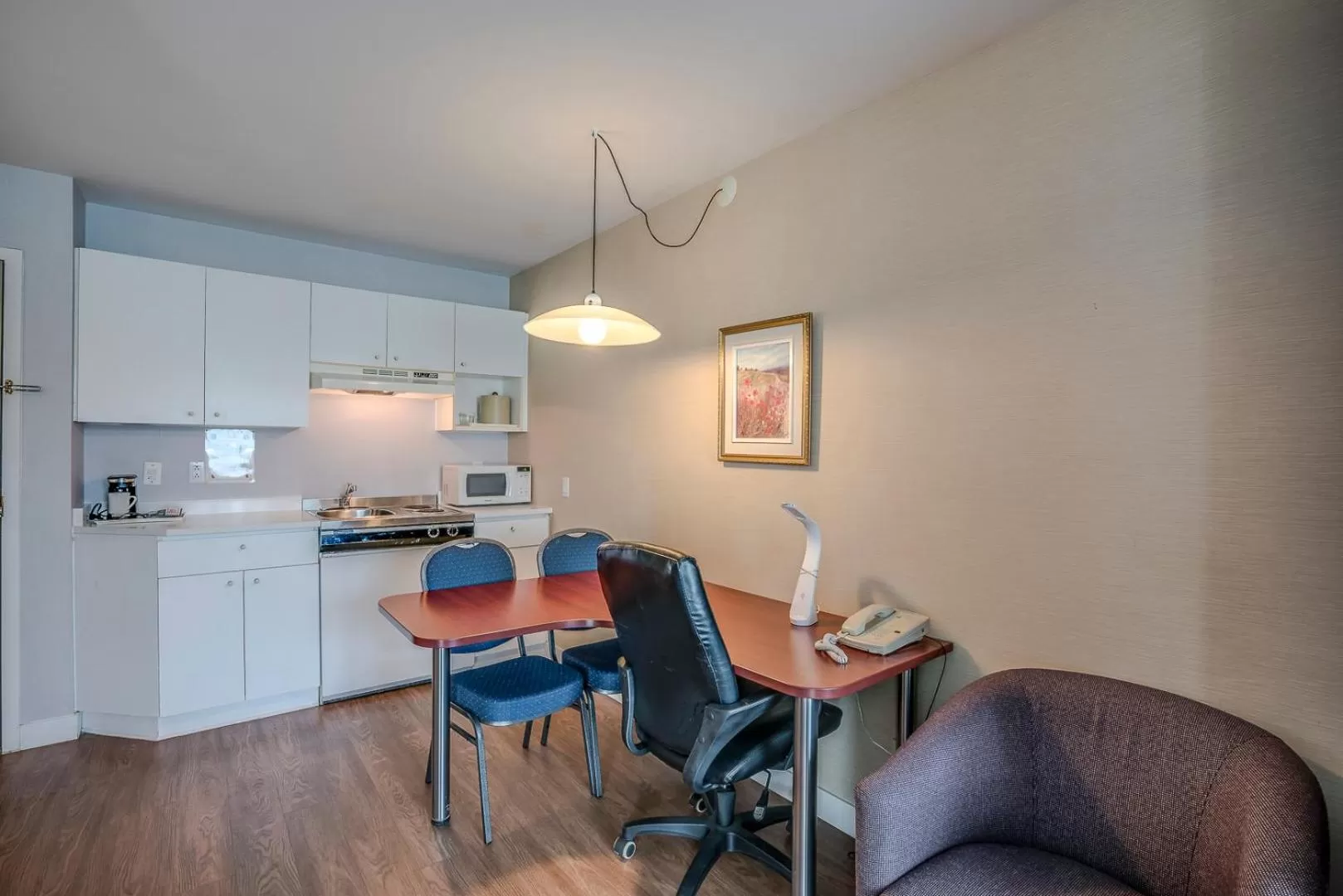 Kitchen or kitchenette in Quality Suites