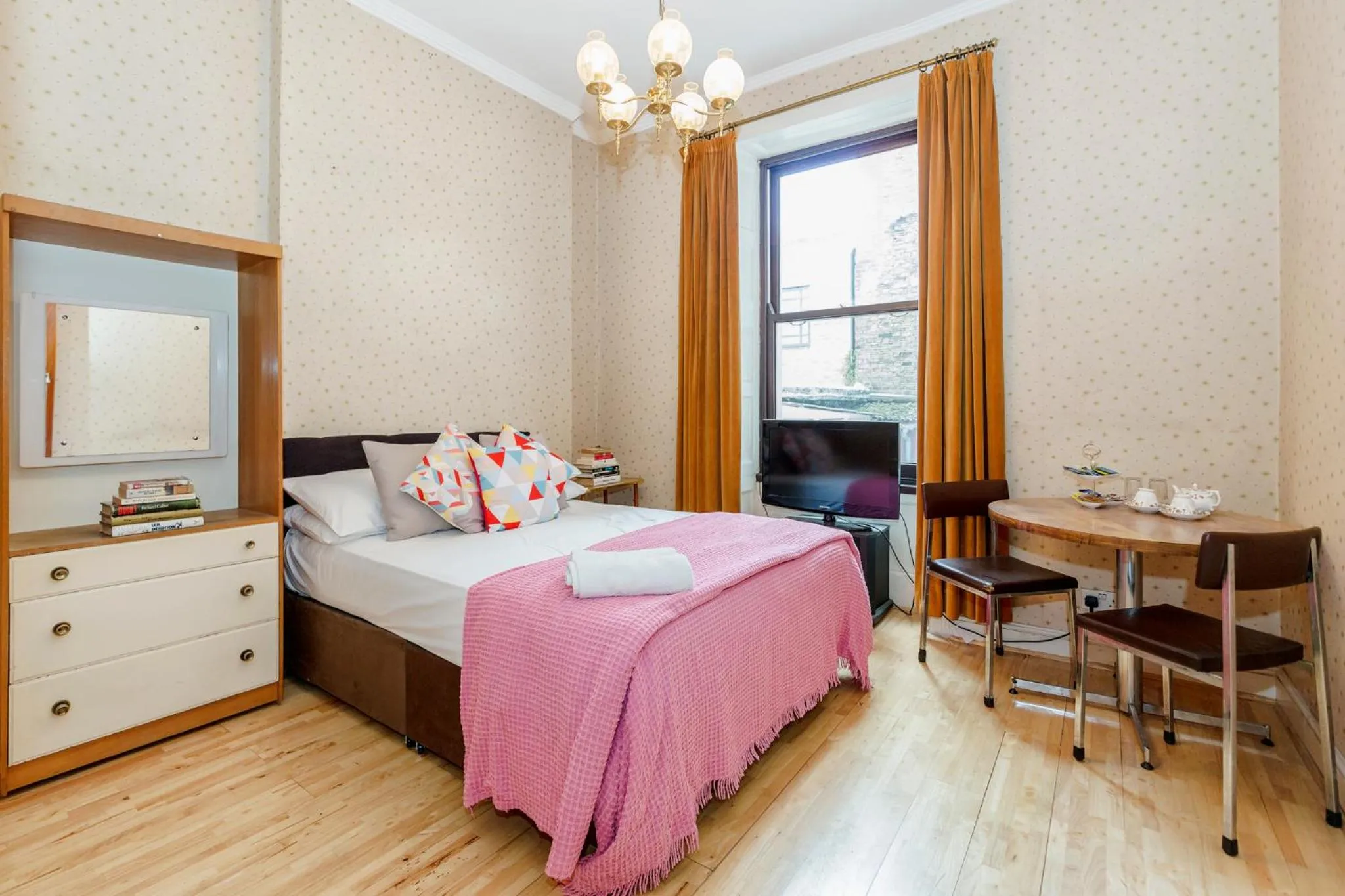 Triple Room with Shared Bathroom in Russell Square Hotel