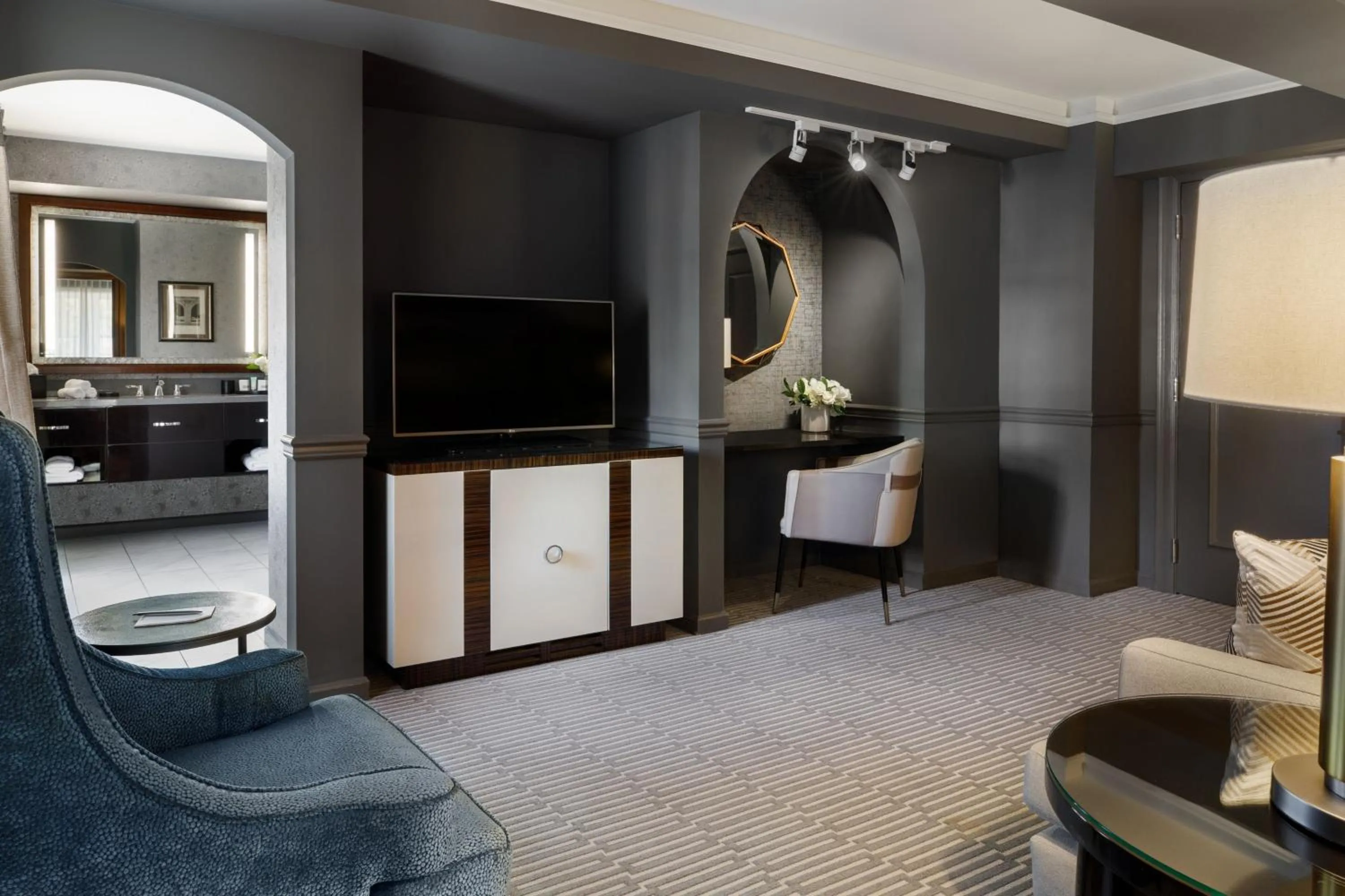 King Suite in Ambassador Hotel Tulsa, Autograph Collection