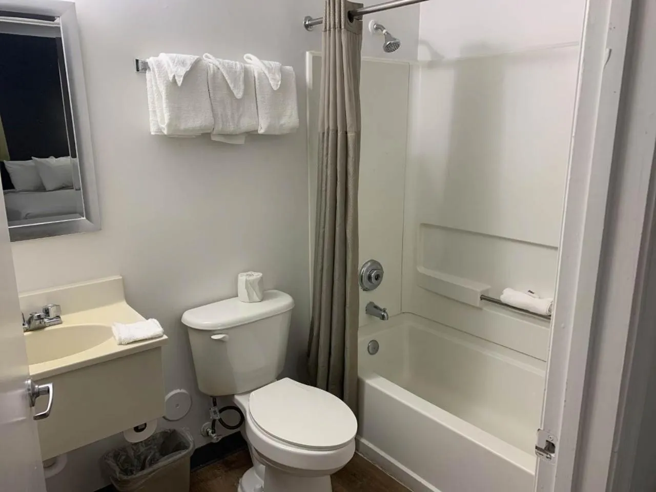 Deluxe Queen Room - Non-Smoking in Studio 6-Hampton, VA - Langley AFB Area
