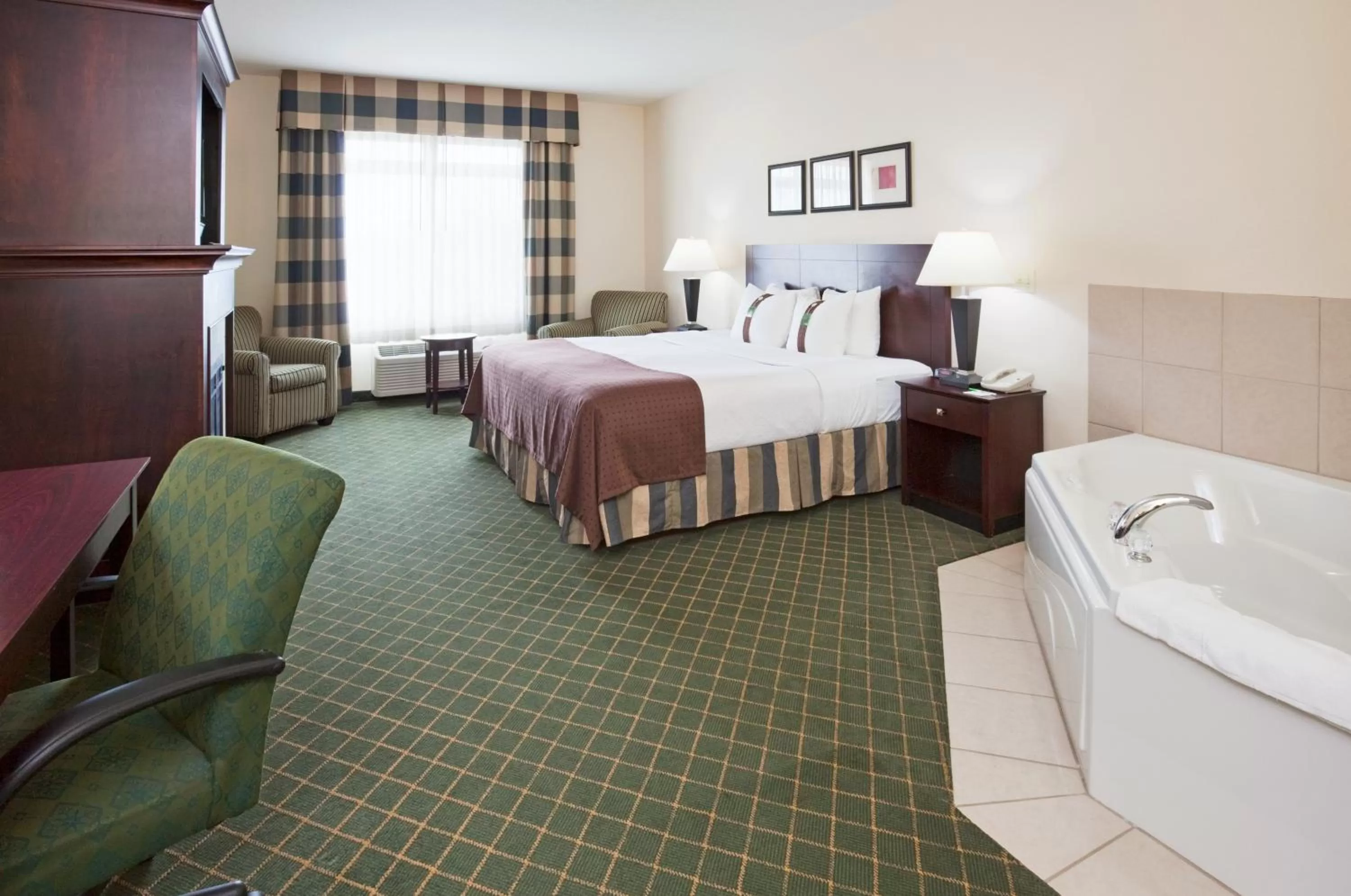 Queen Room with Spa Bath in Holiday Inn Conference Center Marshfield by IHG