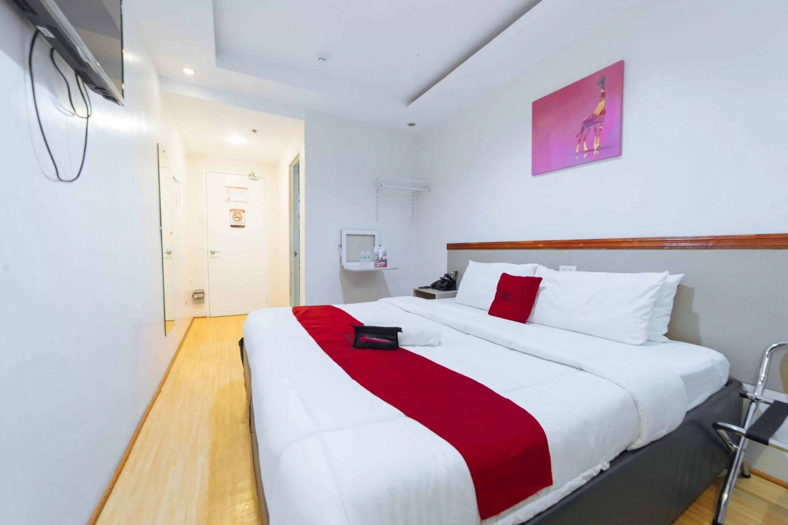 King Studio in RedDoorz Plus near SM Lanang Davao - Vaccinated Staff