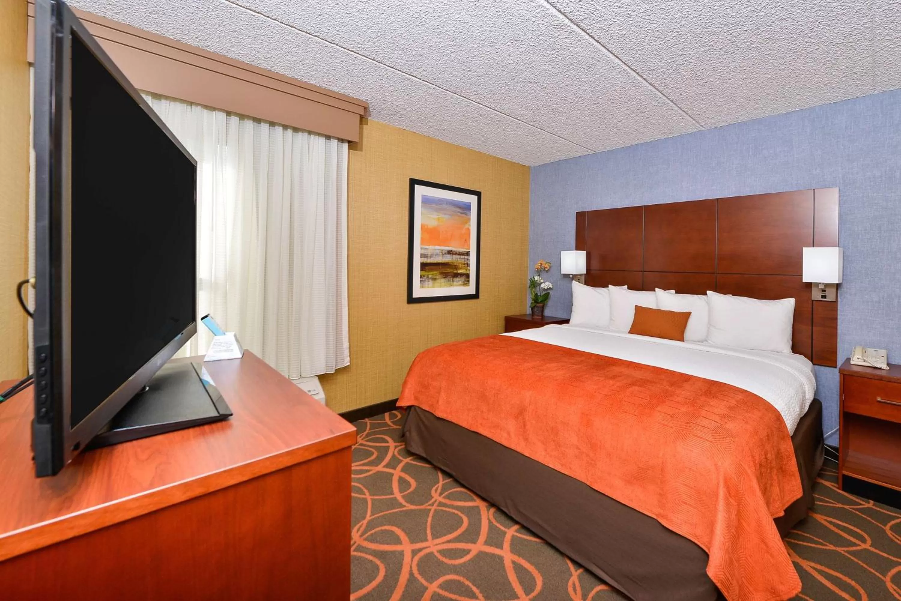 King Room with Roll-In Shower - Mobility Access/Non-Smoking in Best Western Plus Fresno Airport Hotel