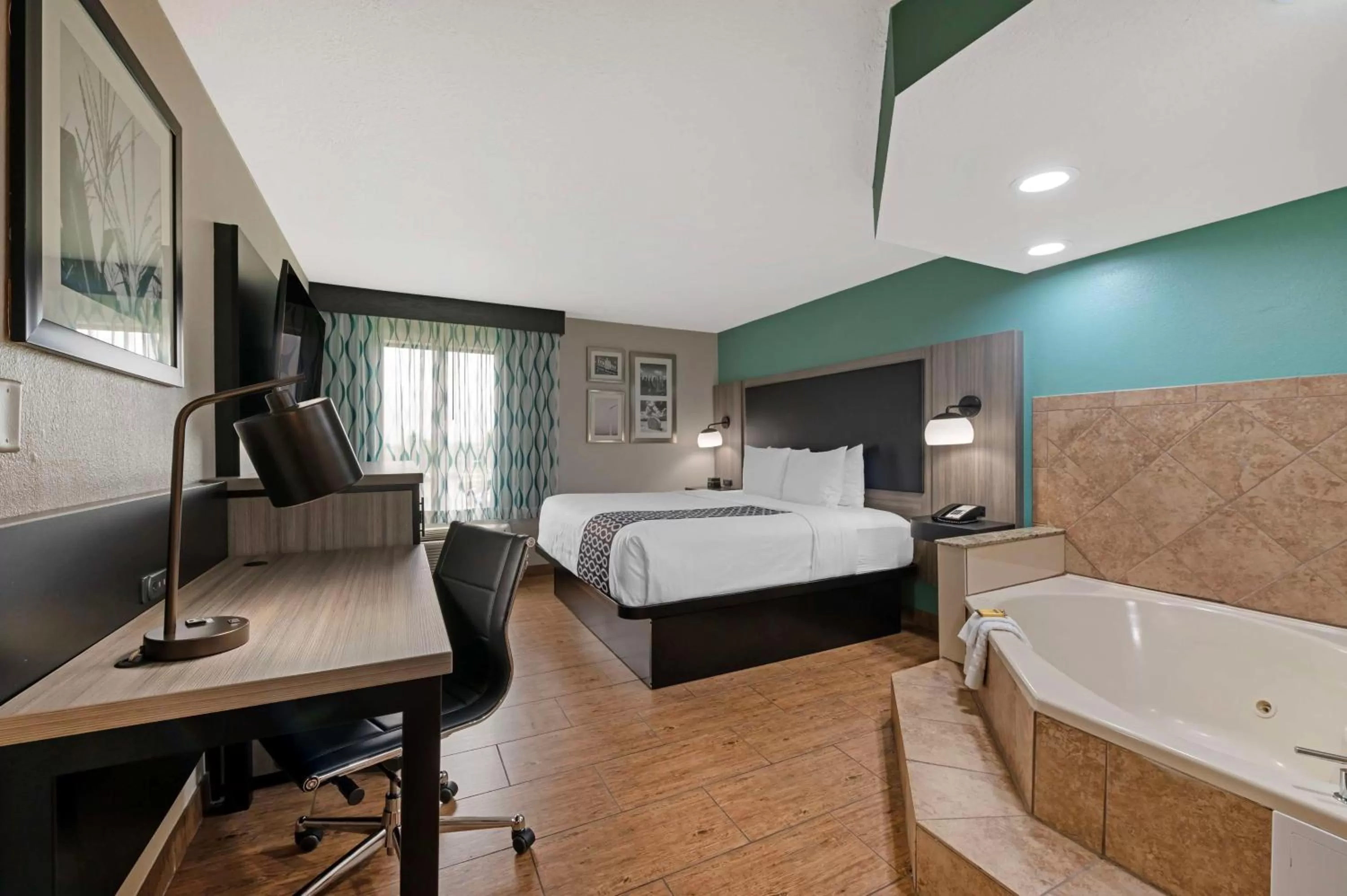 King Suite with Spa Bath - Non-Smoking in Best Western Plus Greenwood Indy South Inn