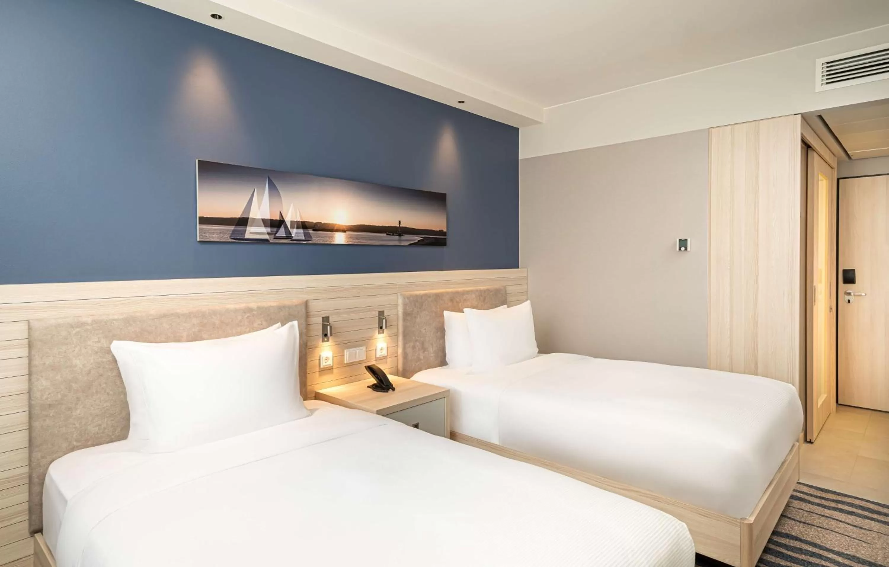 Twin Room with Harbor View in Hampton By Hilton Kiel