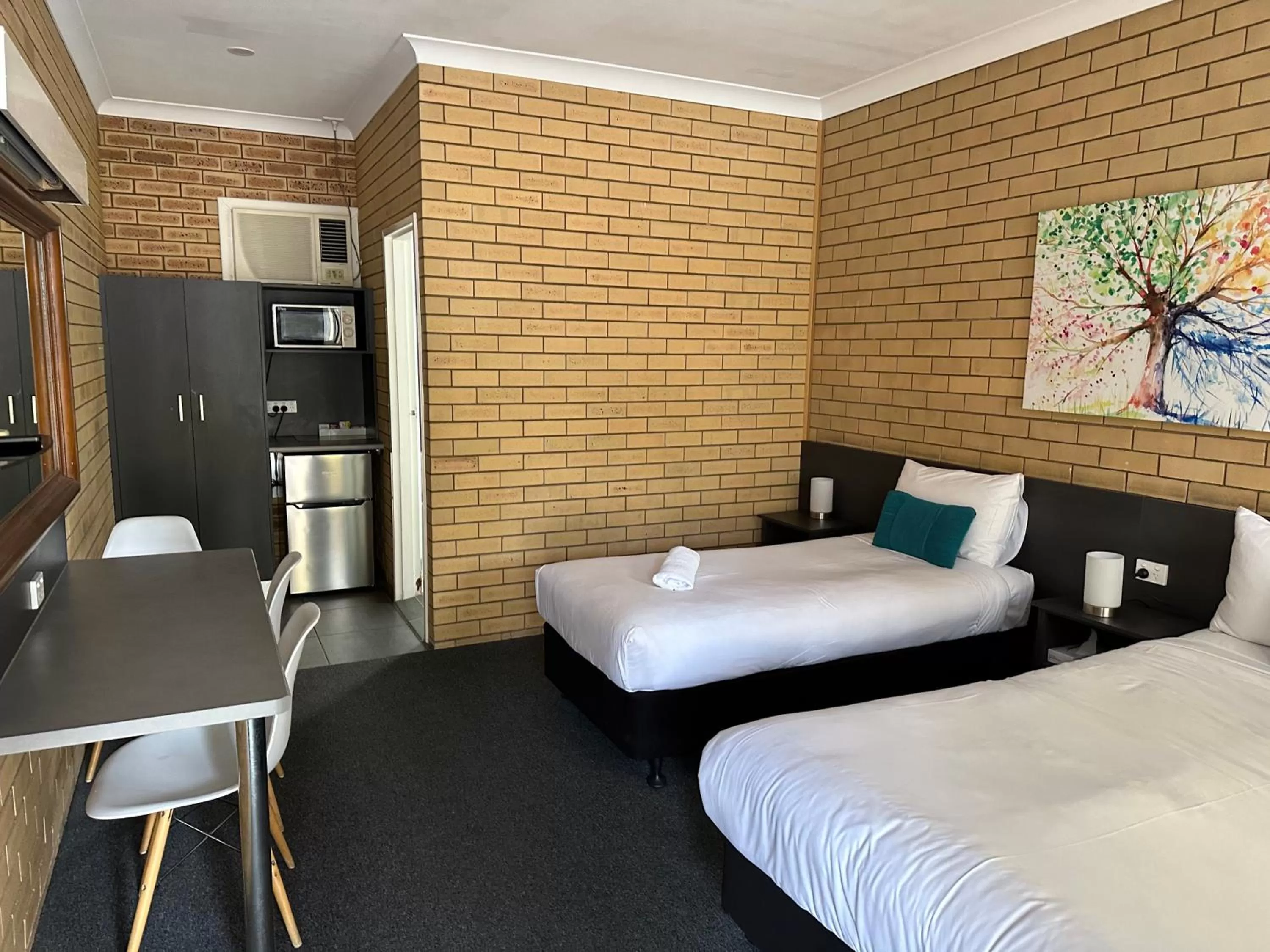 Budget Twin Room in Blue Violet Motor Inn