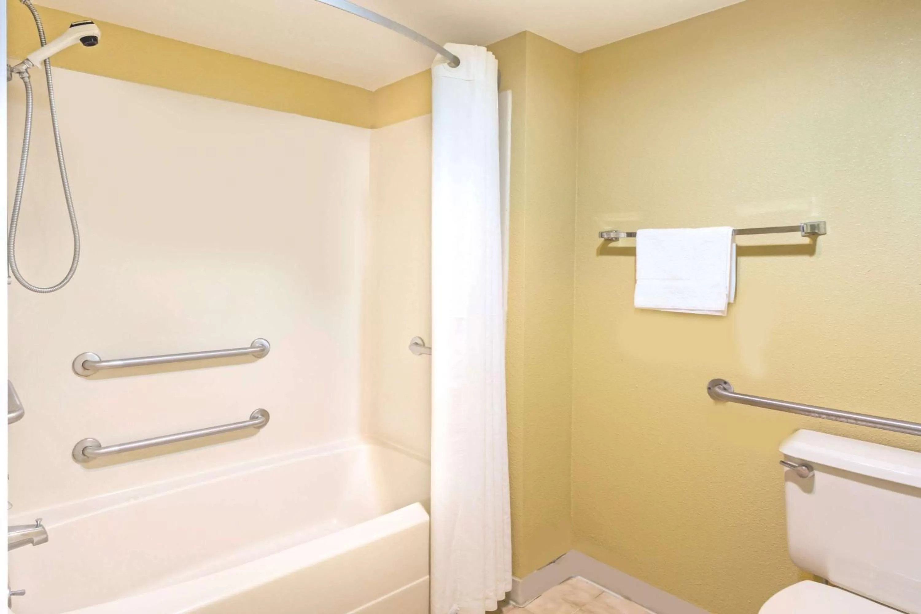 King Room - Disability Access - Non-Smoking in Super 8 by Wyndham Jessup/Baltimore Area