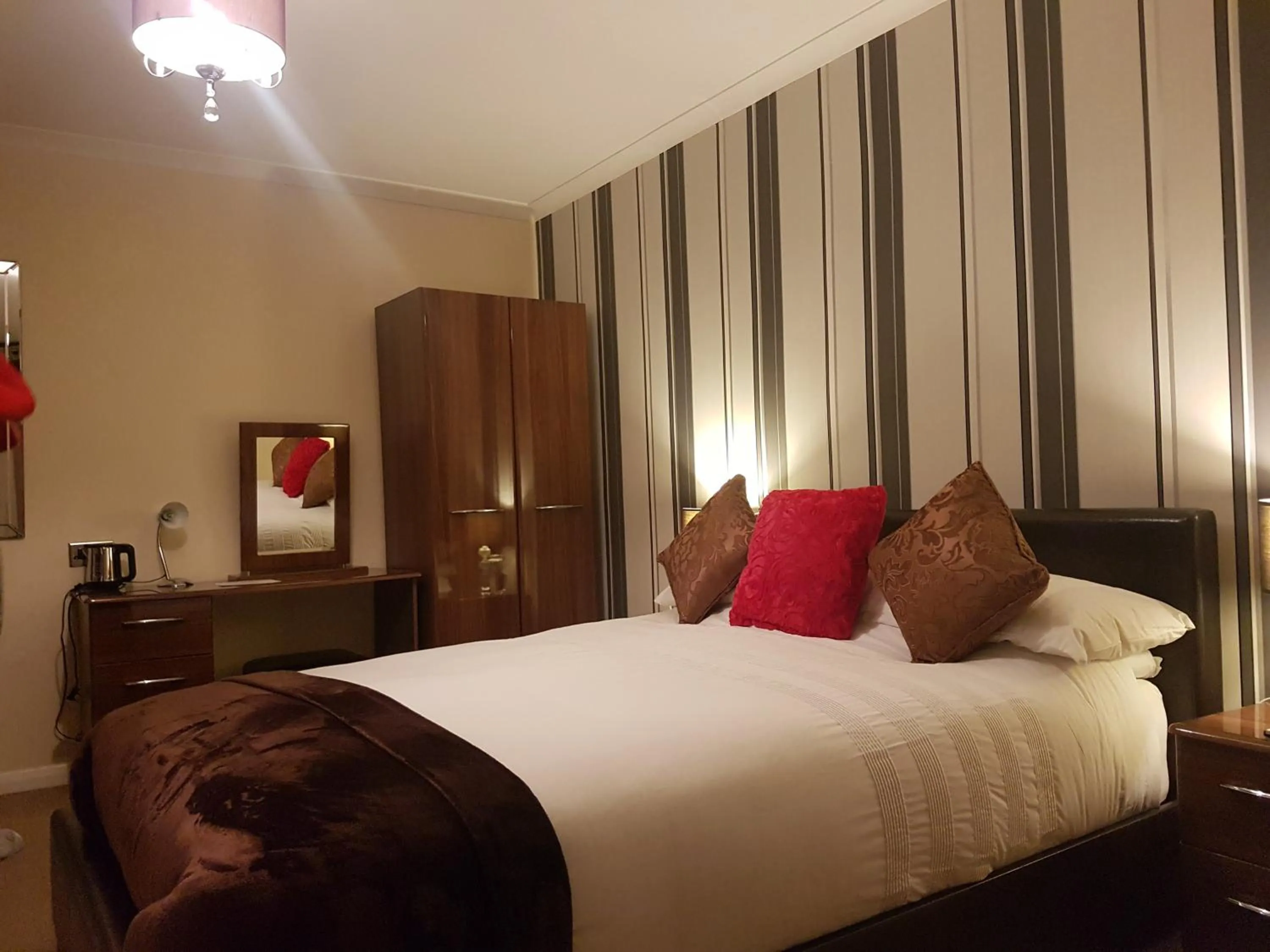 Double Ensuite Room in Senlac Guesthouse