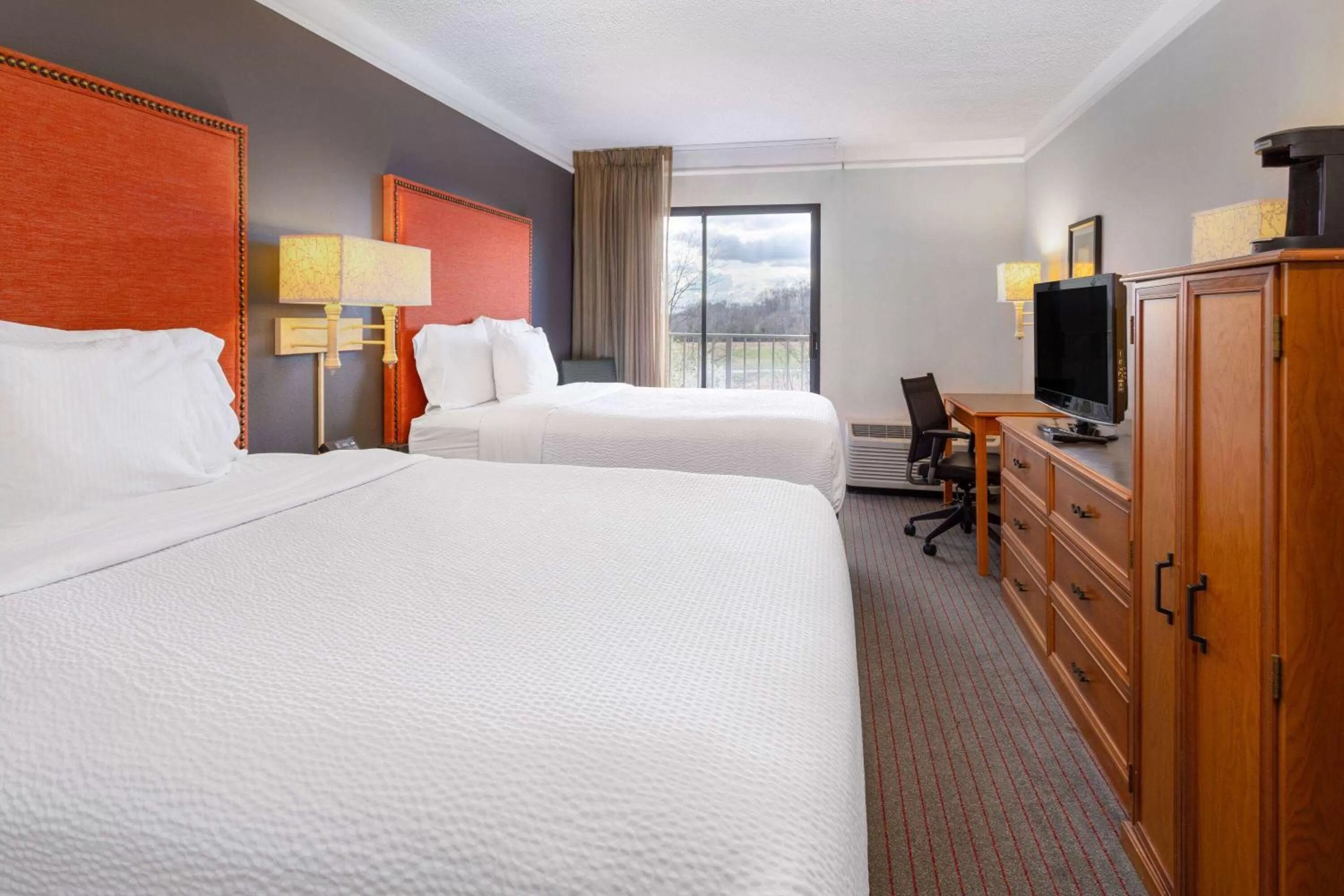 Executive Queen Room with Two Queen Beds - Non-Smoking in La Quinta Inn & Suites by Wyndham Kingsport TriCities