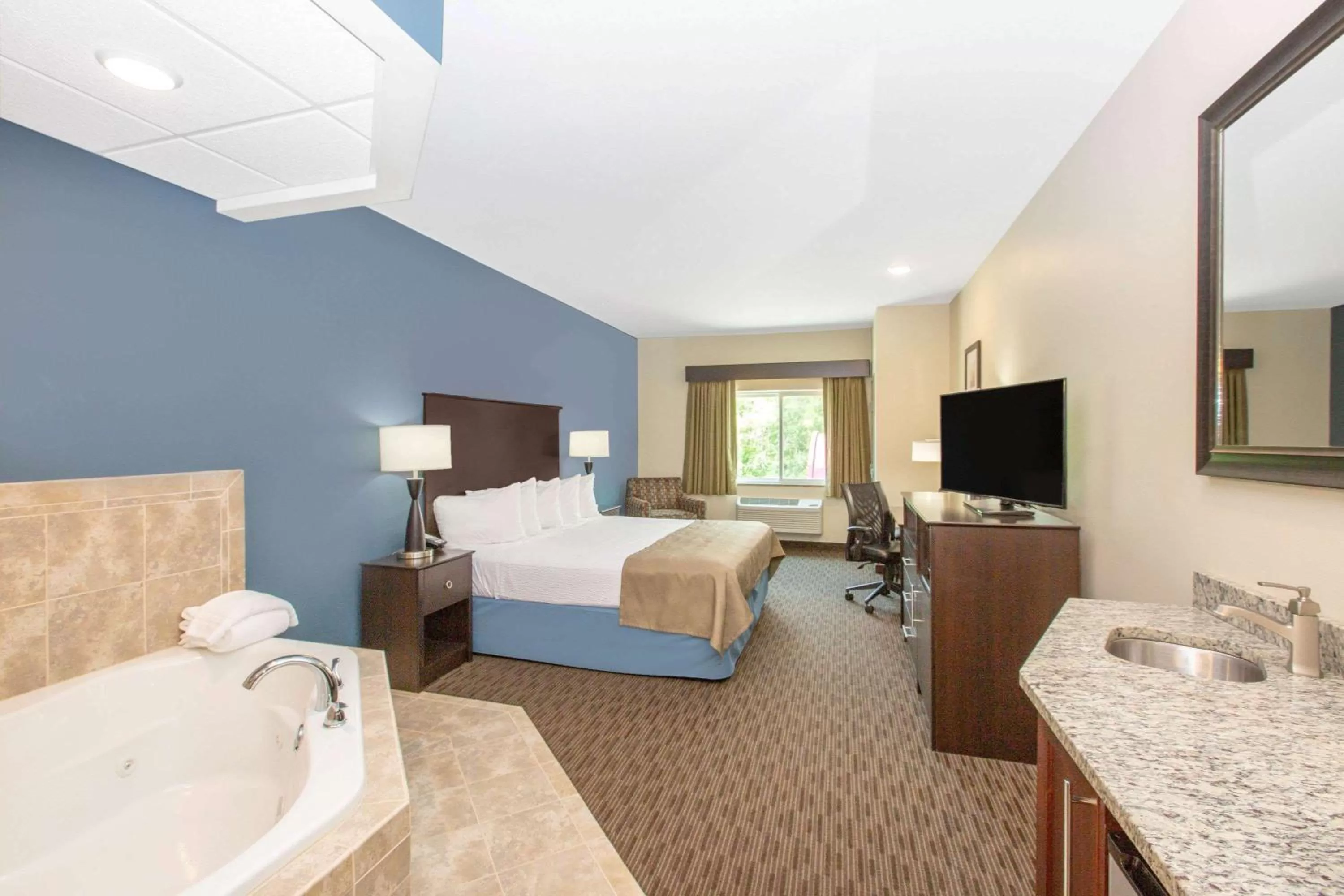 Deluxe Studio King Suite - Non-Smoking in AmericInn by Wyndham Humboldt