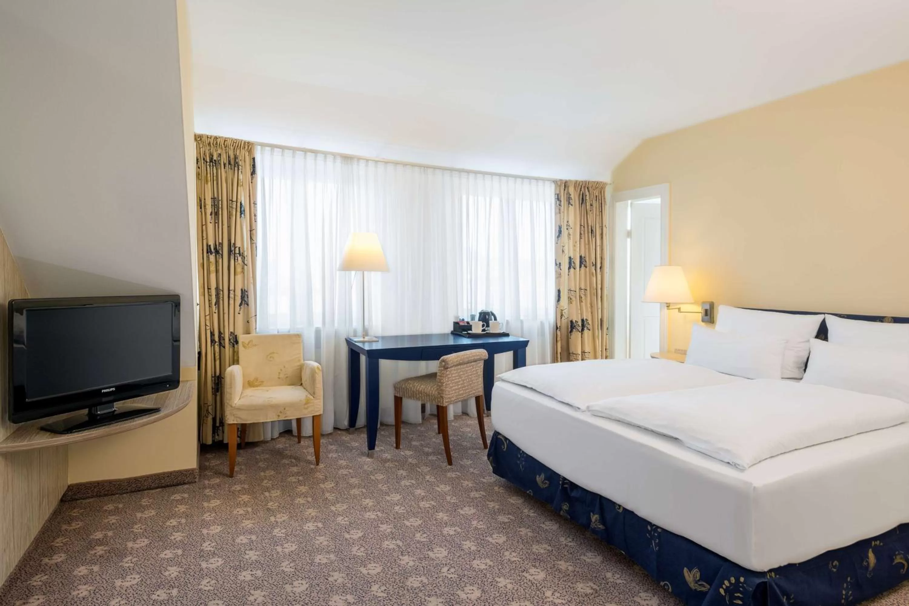 Superior Twin Room with View in NH Potsdam